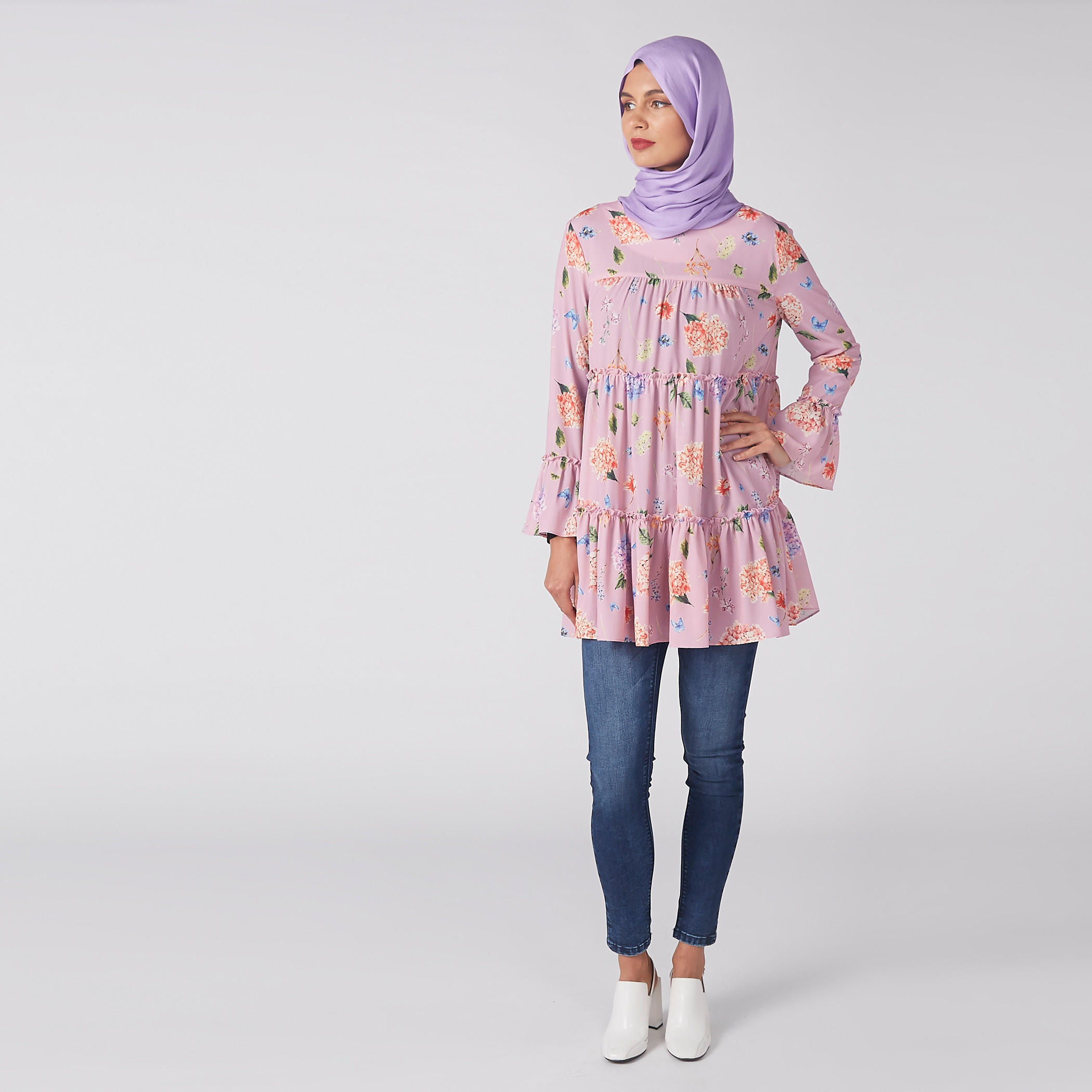بلوزة بأكمام طويلة وتفاصيل كشكش وطبعات-women-clothing-shirtsandblouses-blouses-image-1