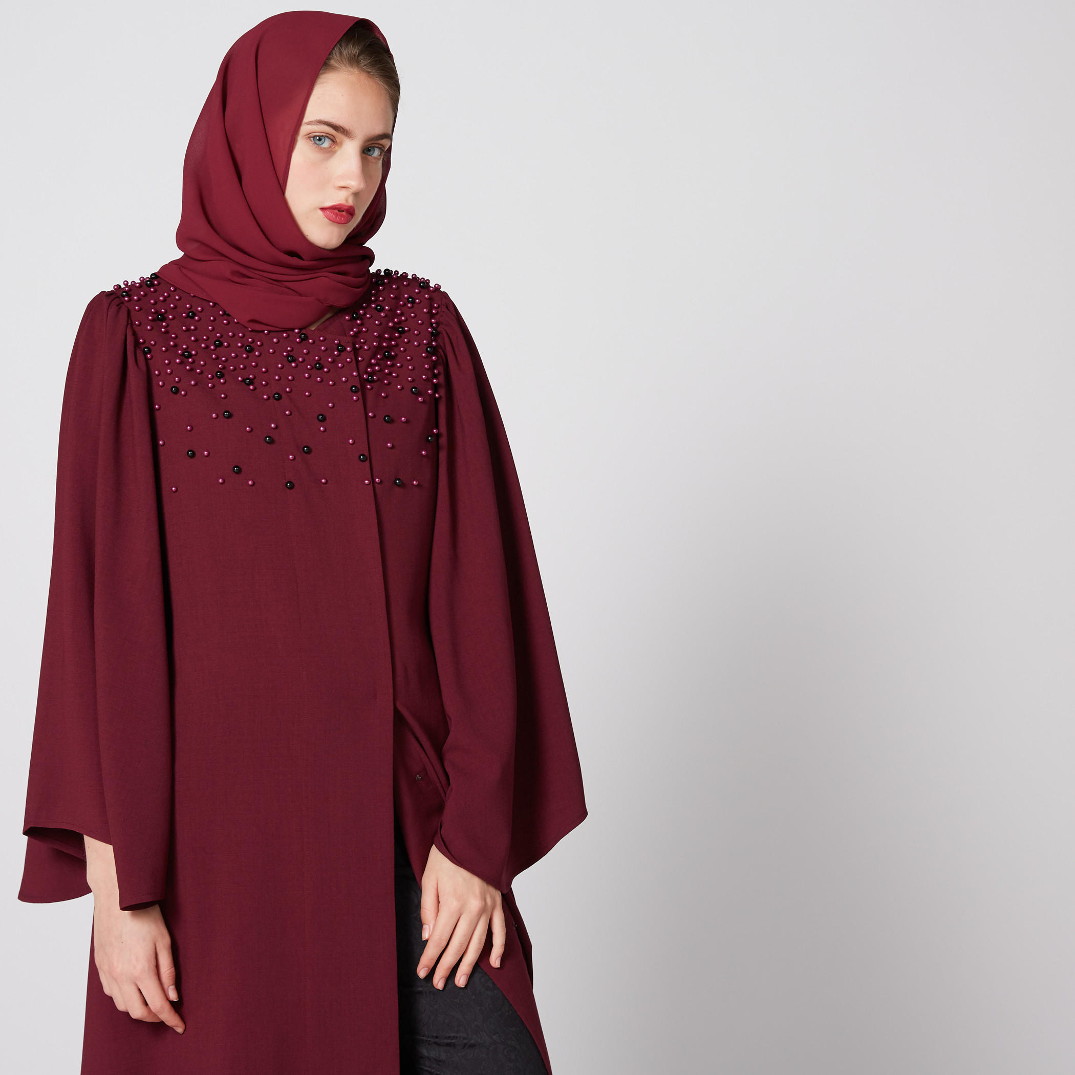 عباية مزينة بفتحة وأكمام واسعة-women-arabicclothing-abayas-image-1