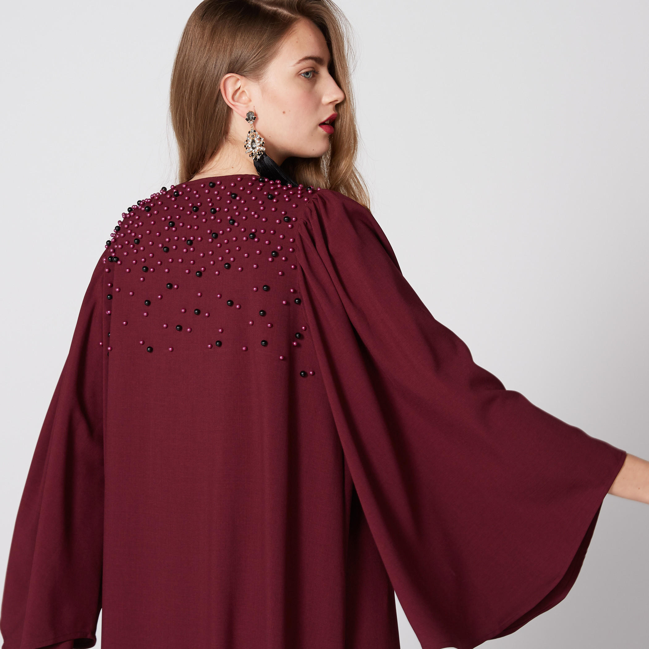 عباية مزينة بفتحة وأكمام واسعة-women-arabicclothing-abayas-image-3