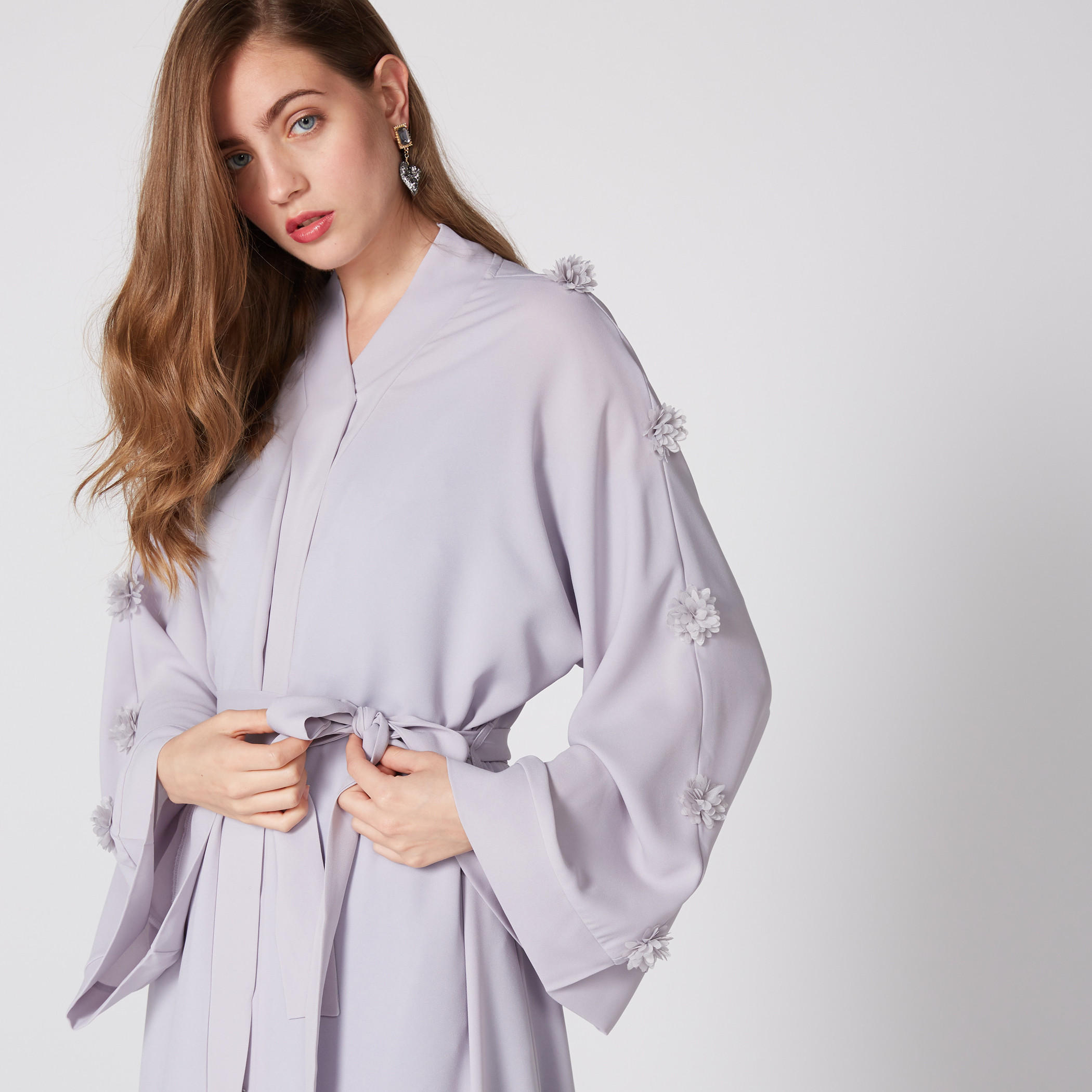 عباية بتفاصيل زهرية وأكمام واسعة وأربطة-women-arabicclothing-abayas-image-2
