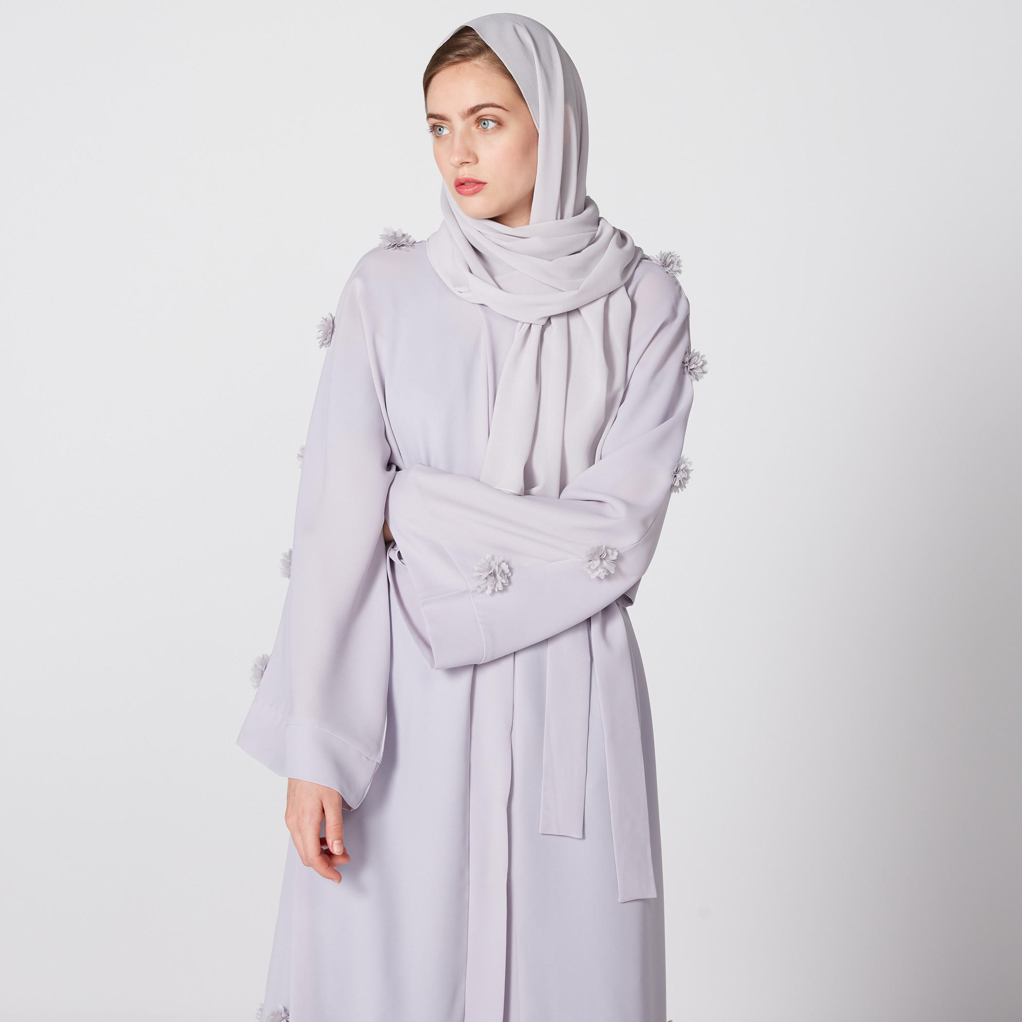 عباية بتفاصيل زهرية وأكمام واسعة وأربطة-women-arabicclothing-abayas-image-6