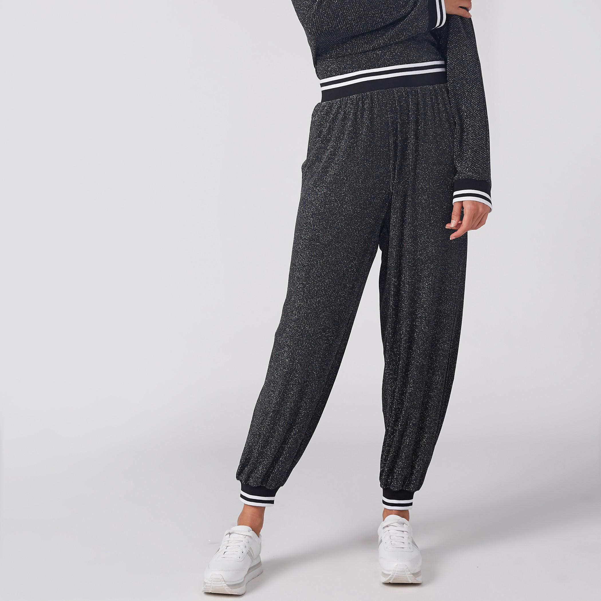 بنطال رياضي بارز الملمس بخصر مطاطي-women-clothing-bottoms-joggers-image-1