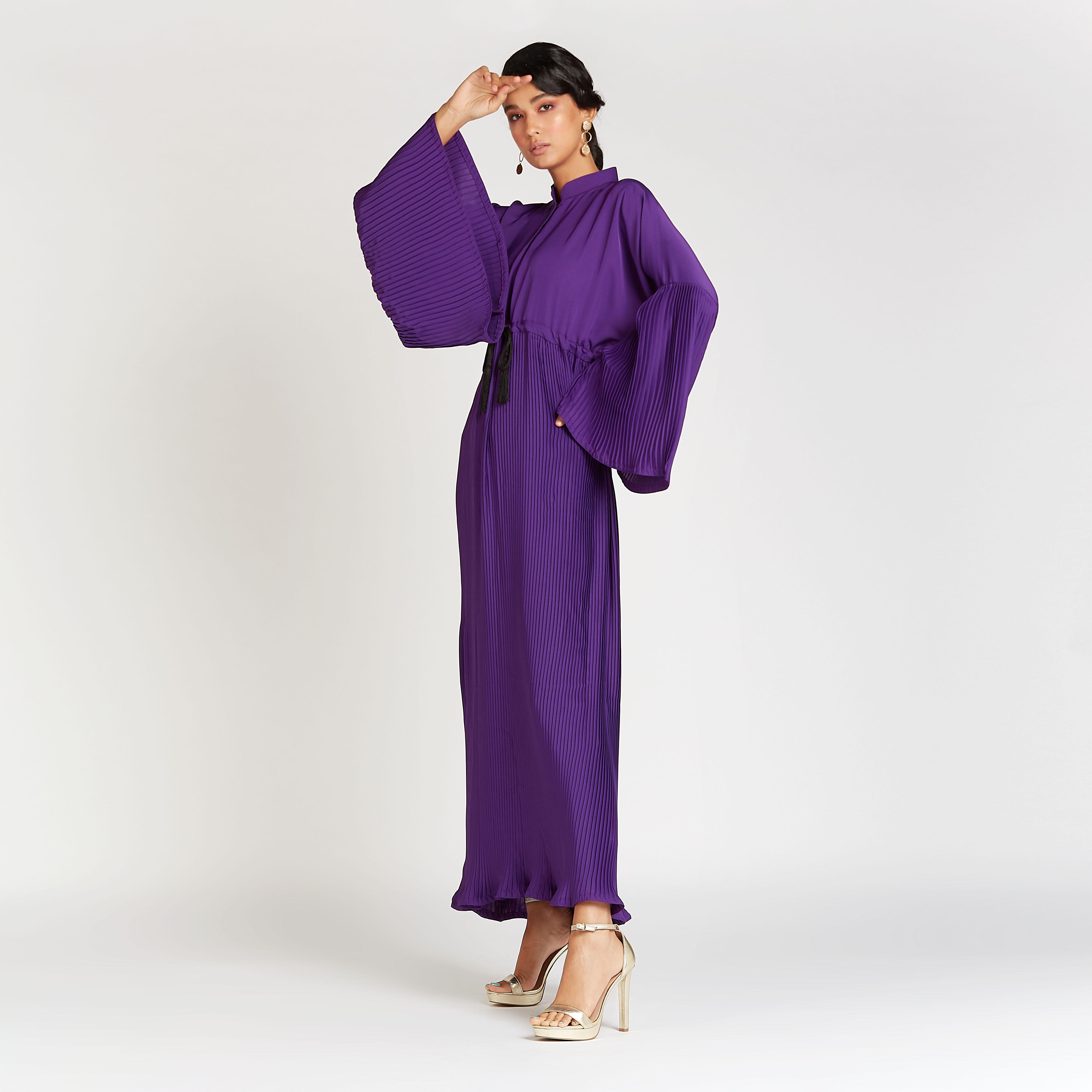 عباية مكشكشة سادة بأكمام واسعة وأربطة-women-arabicclothing-abayas-image-5