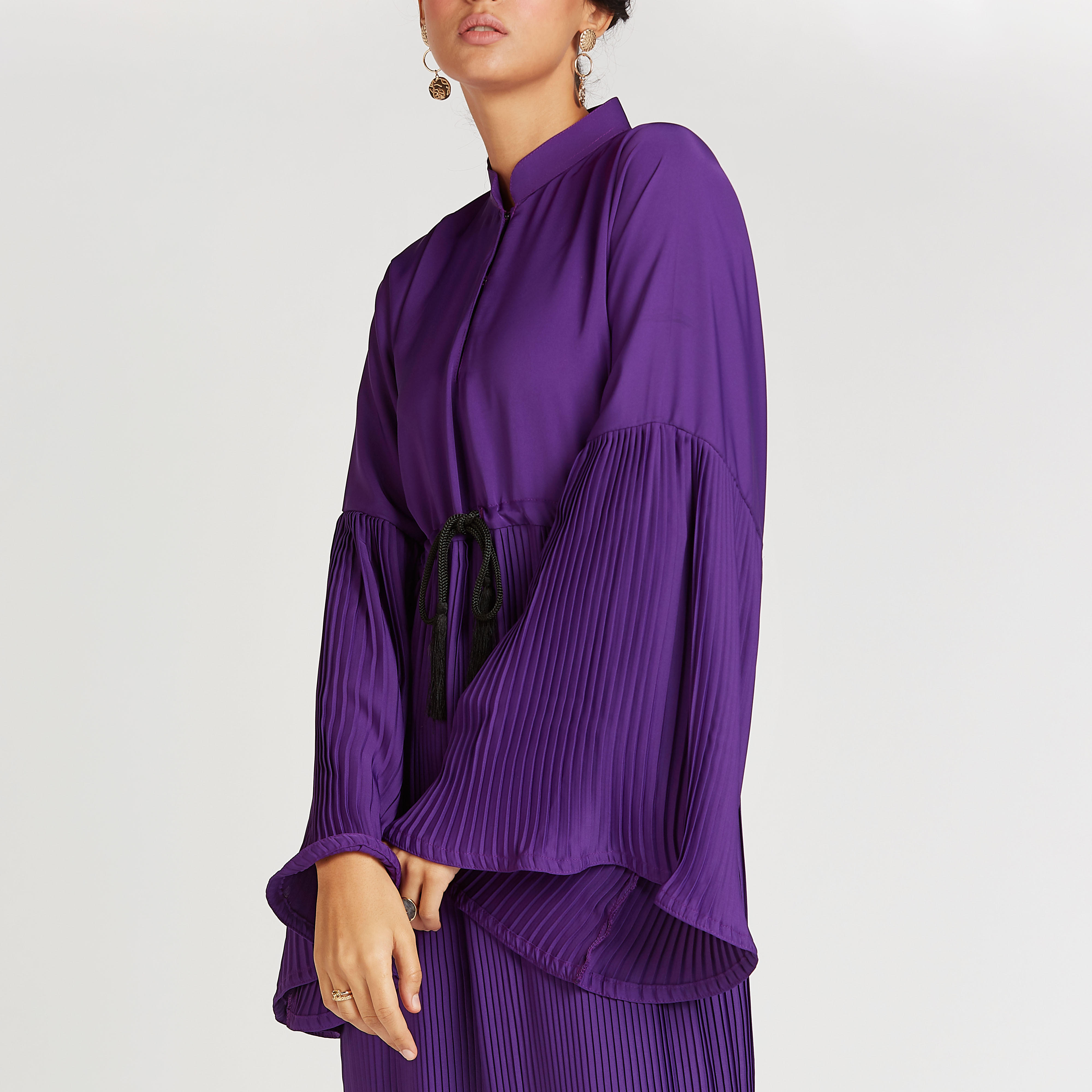 عباية مكشكشة سادة بأكمام واسعة وأربطة-women-arabicclothing-abayas-image-4