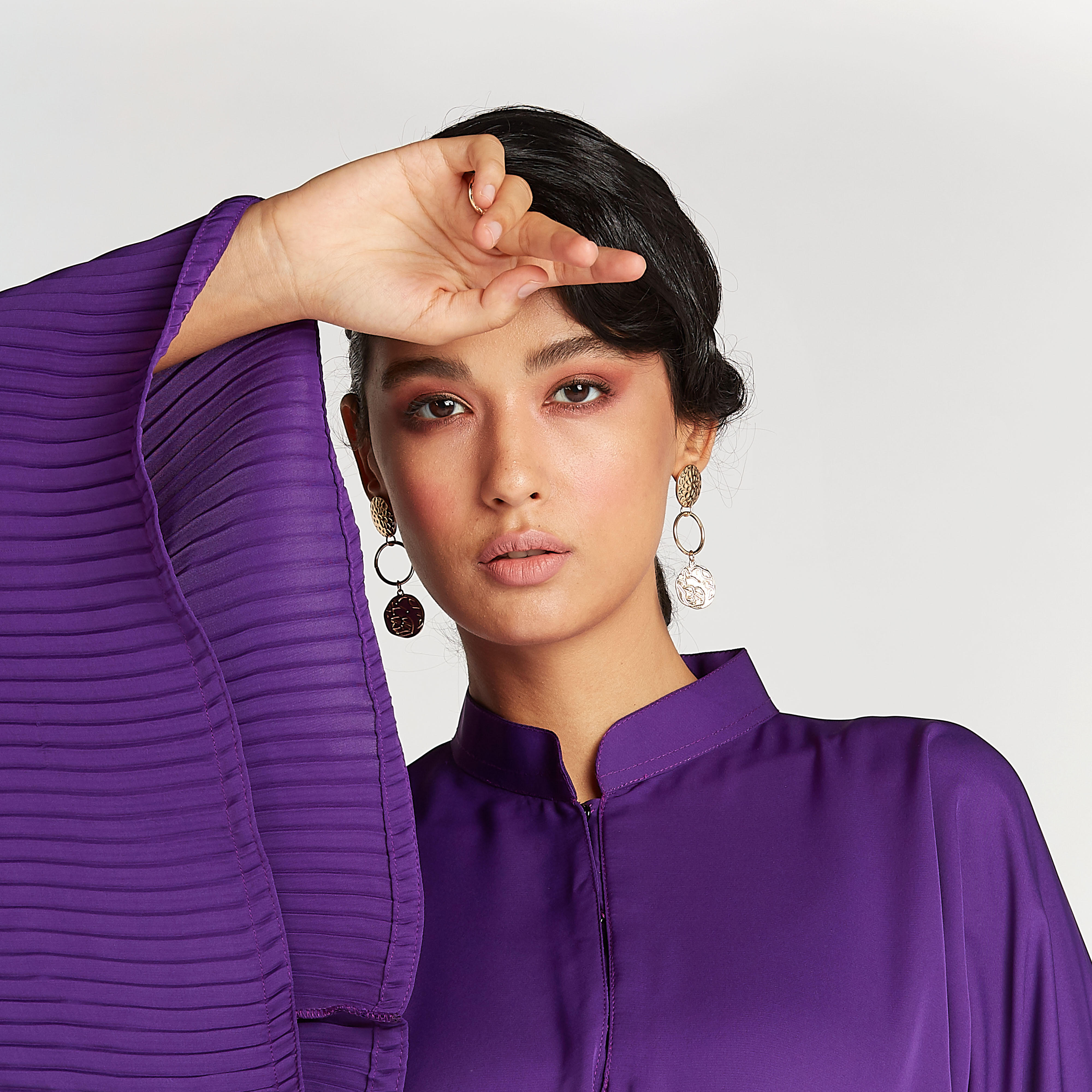 عباية مكشكشة سادة بأكمام واسعة وأربطة-women-arabicclothing-abayas-image-1