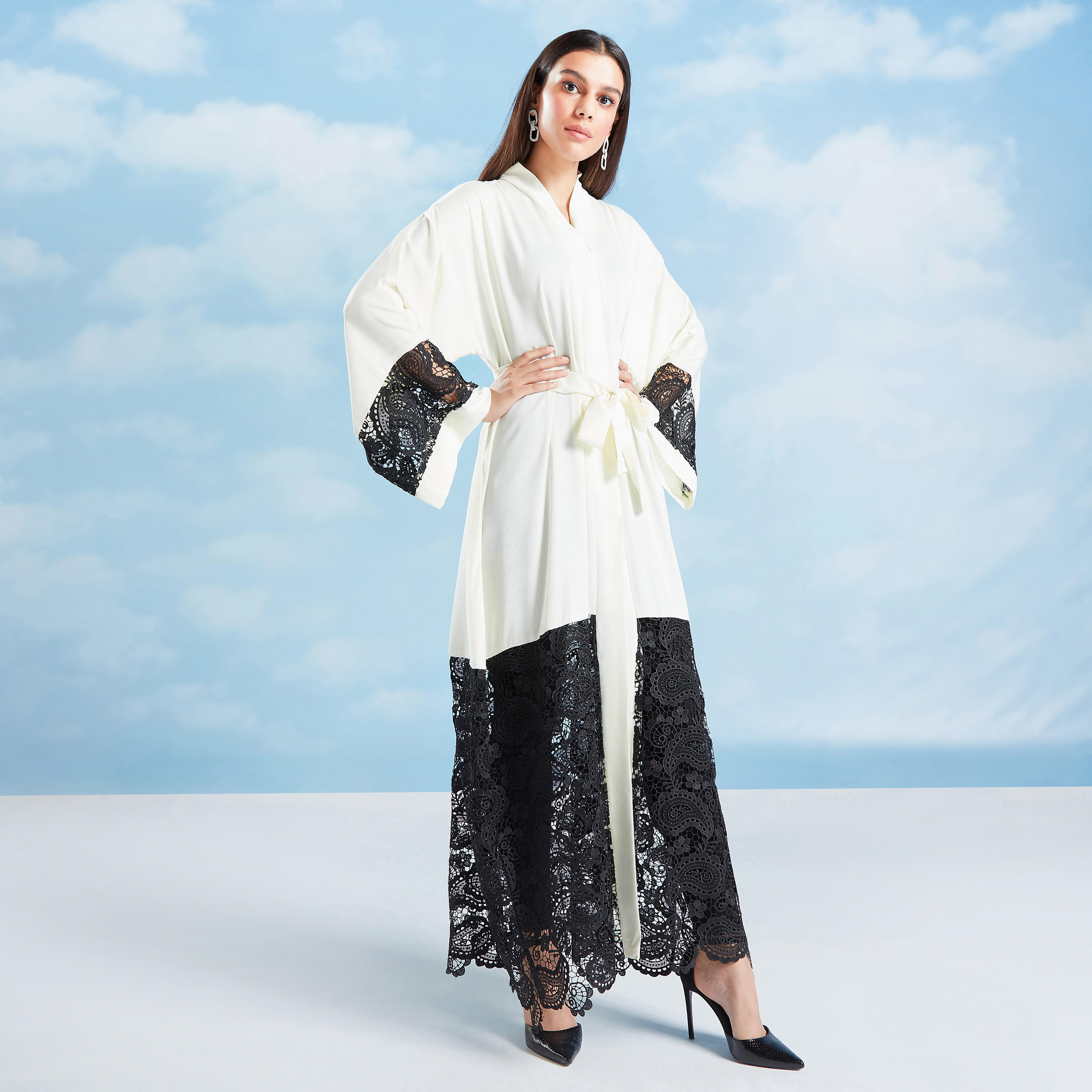 عباية دانتيل بأكمام واسعة وأربطة-women-arabicclothing-abayas-image-1