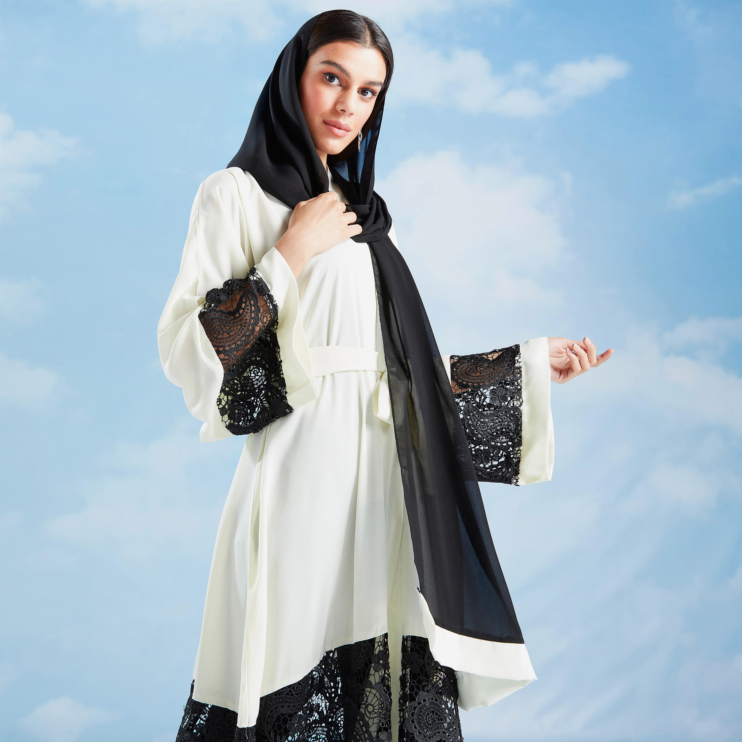 عباية دانتيل بأكمام واسعة وأربطة-women-arabicclothing-abayas-image-2