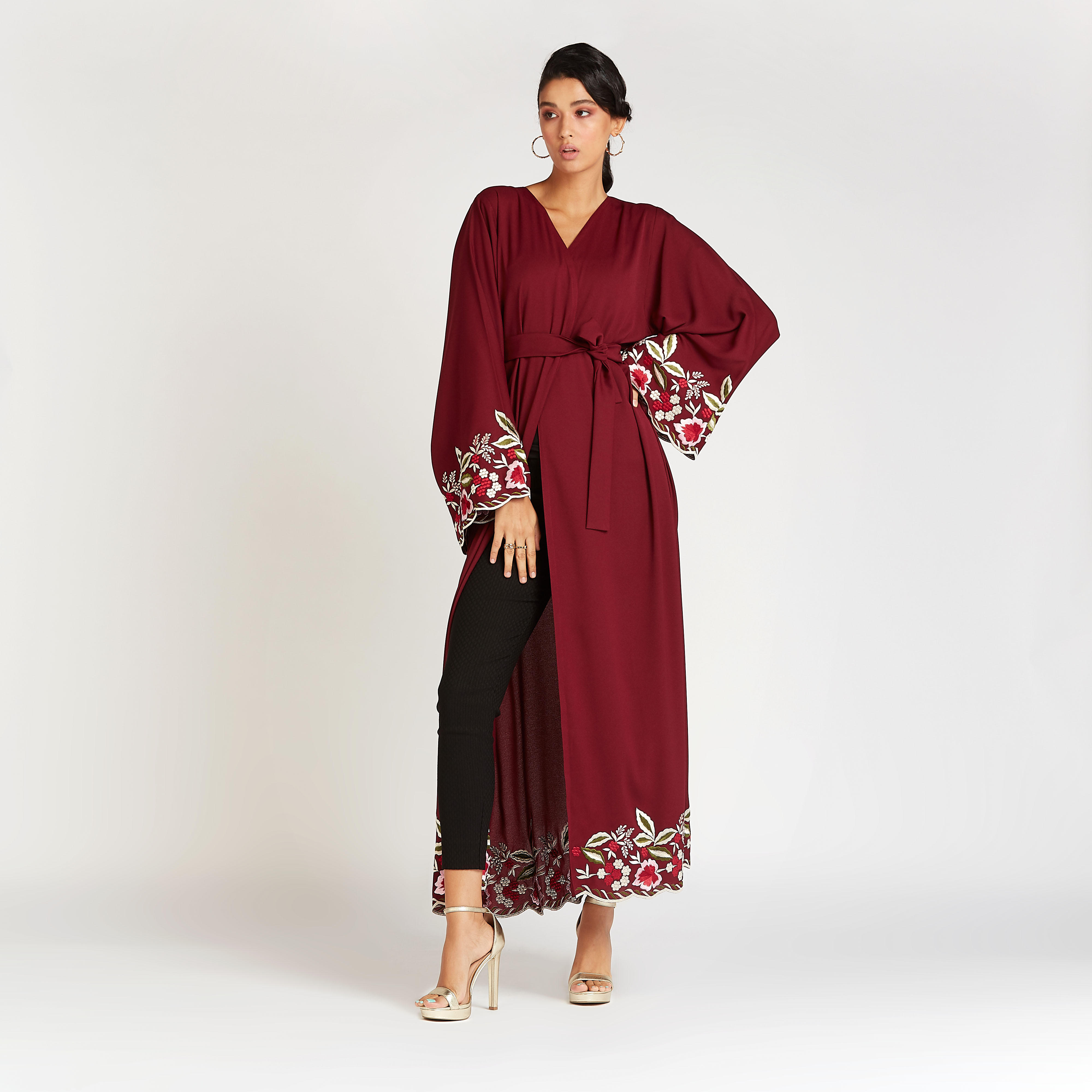 عباية مطرّزة بأكمام واسعة وأربطة-women-arabicclothing-abayas-image-5