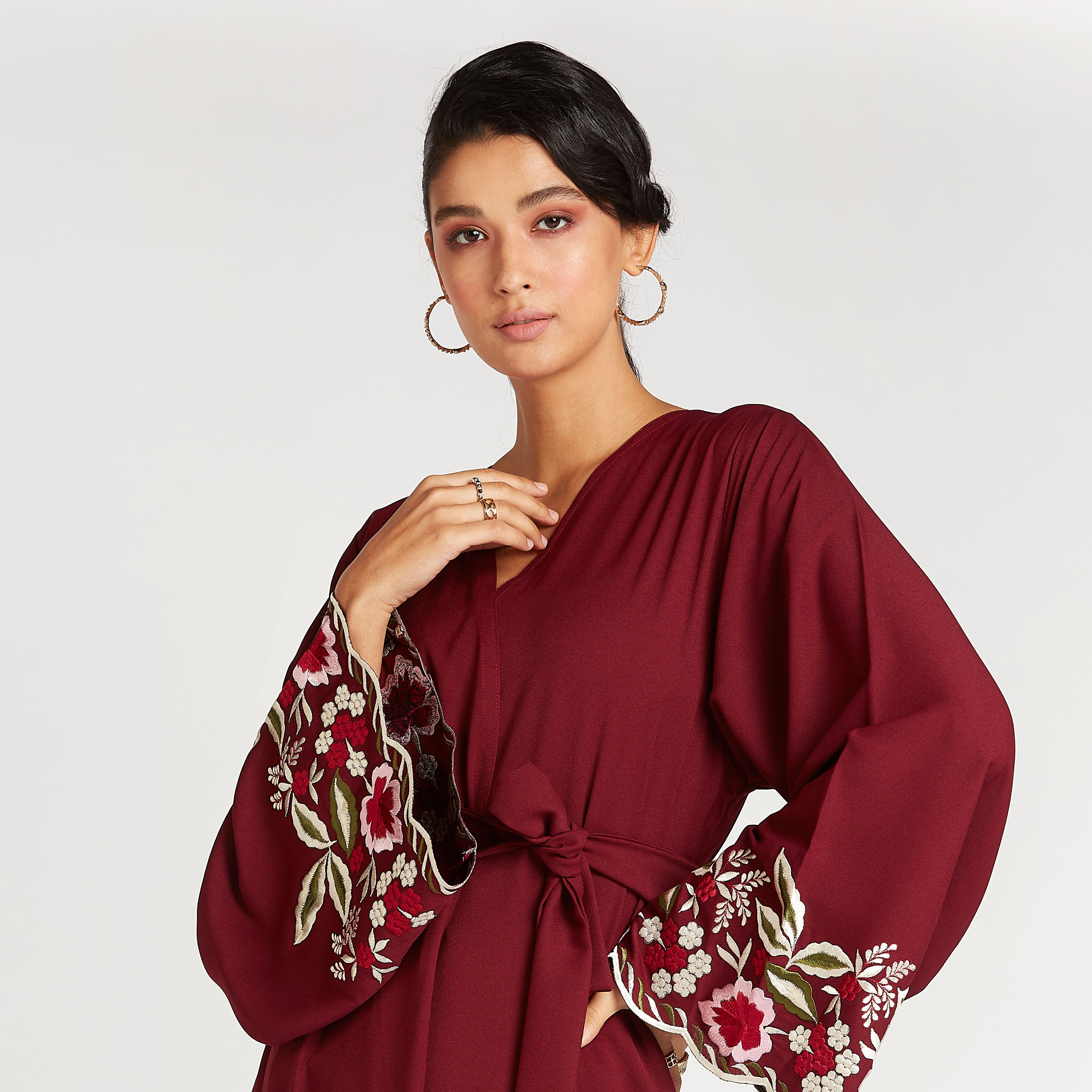 عباية مطرّزة بأكمام واسعة وأربطة-women-arabicclothing-abayas-image-3
