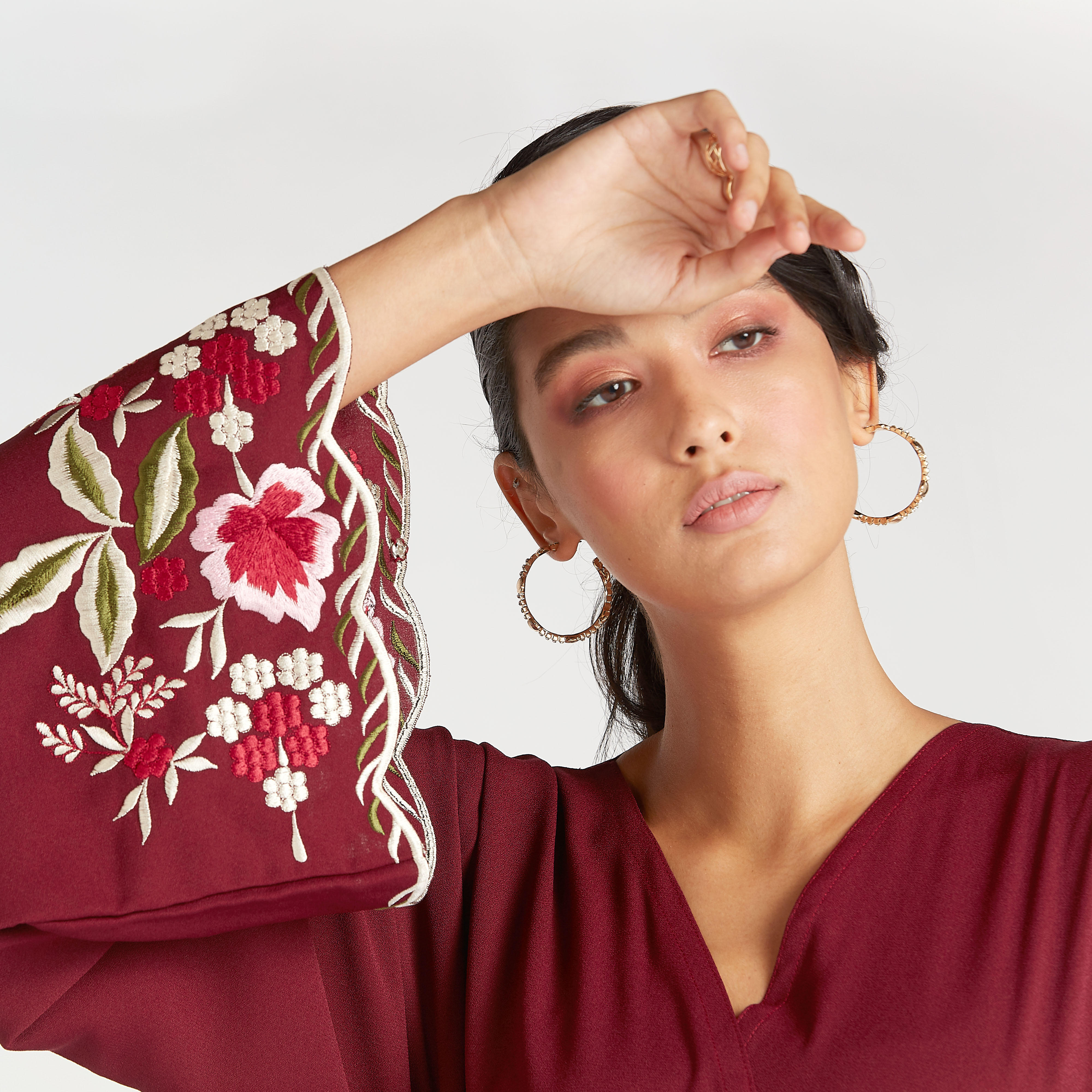عباية مطرّزة بأكمام واسعة وأربطة-women-arabicclothing-abayas-image-2