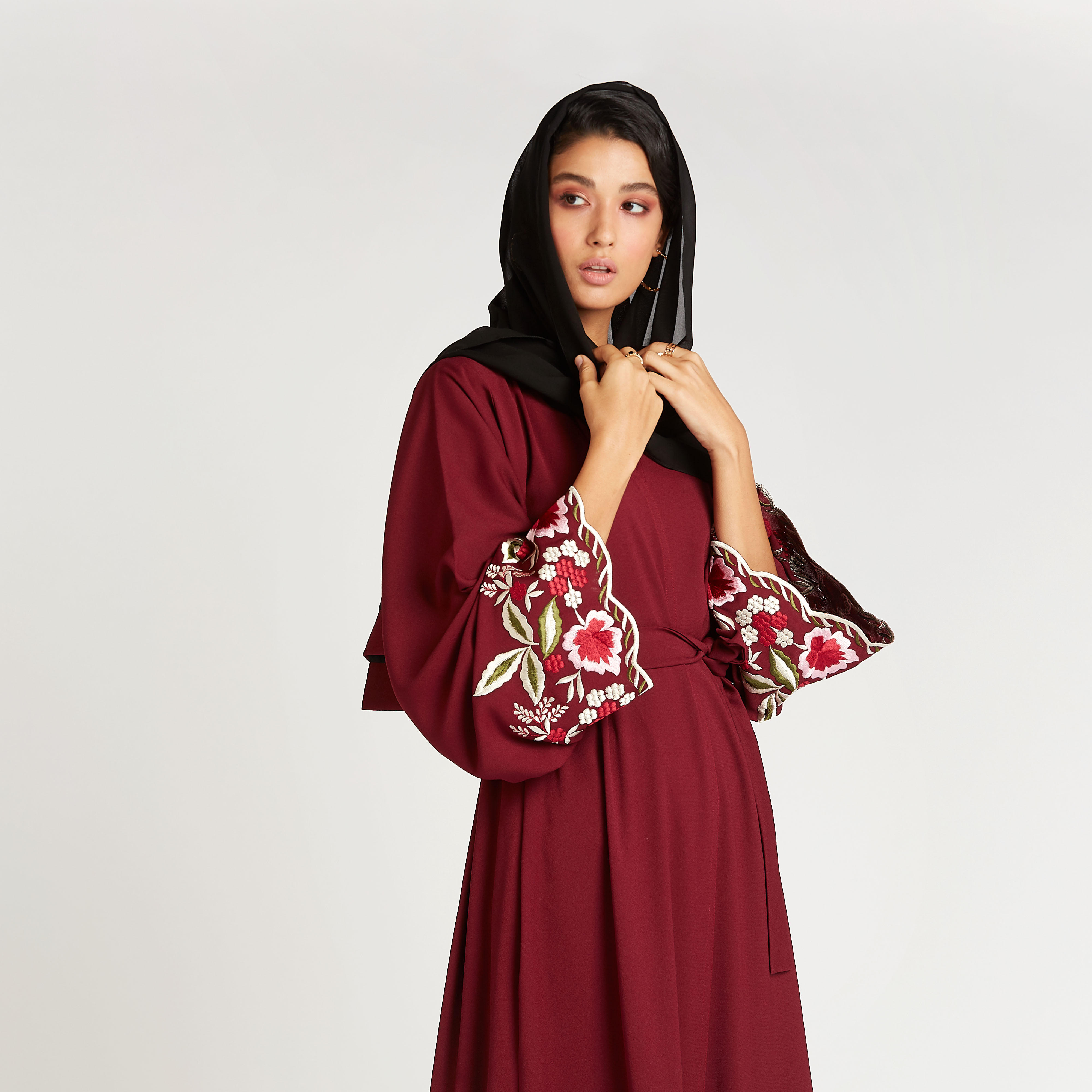 عباية مطرّزة بأكمام واسعة وأربطة-women-arabicclothing-abayas-image-1