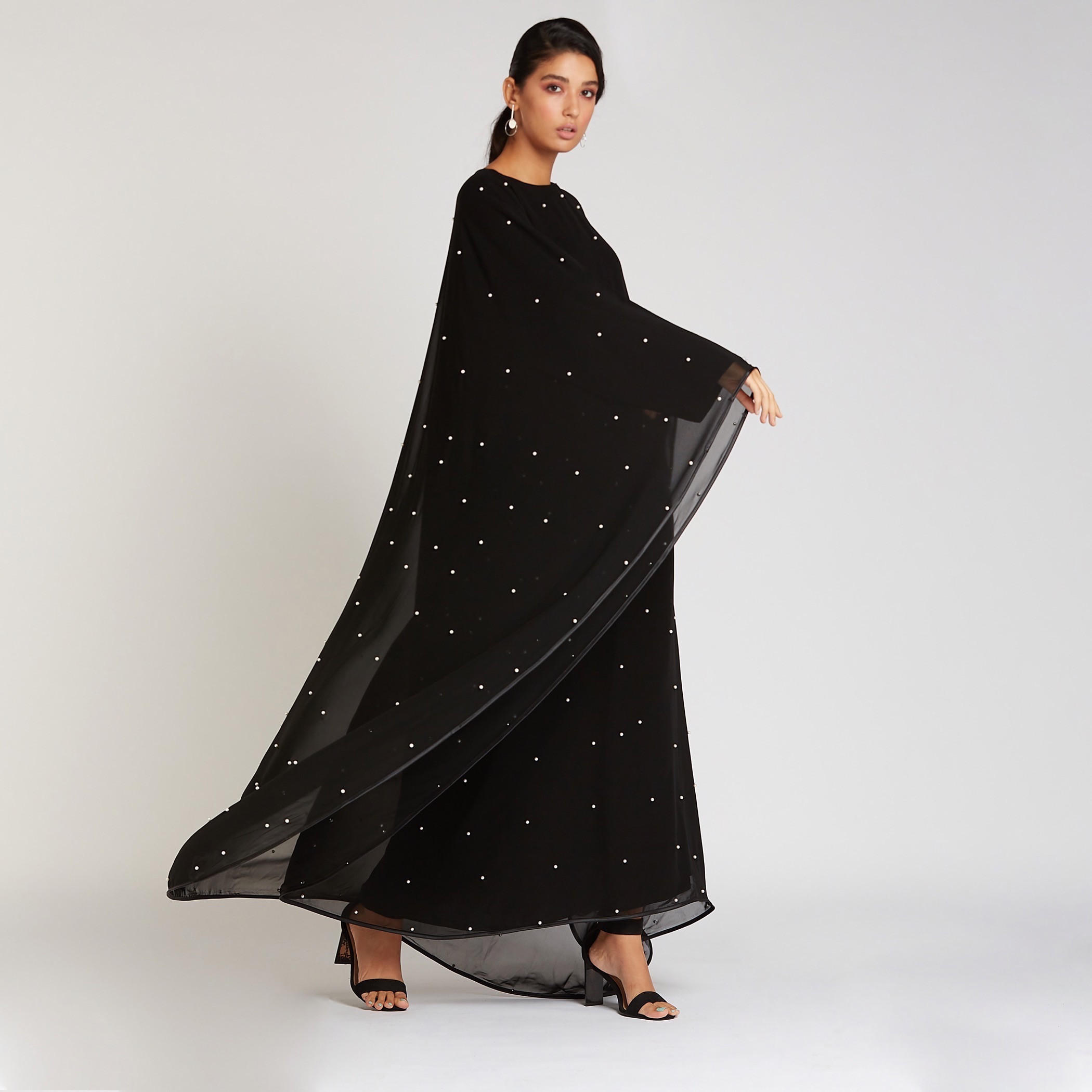 عباية مزيّنة بياقة مستديرة وأكمام واسعة-women-arabicclothing-abayas-image-1