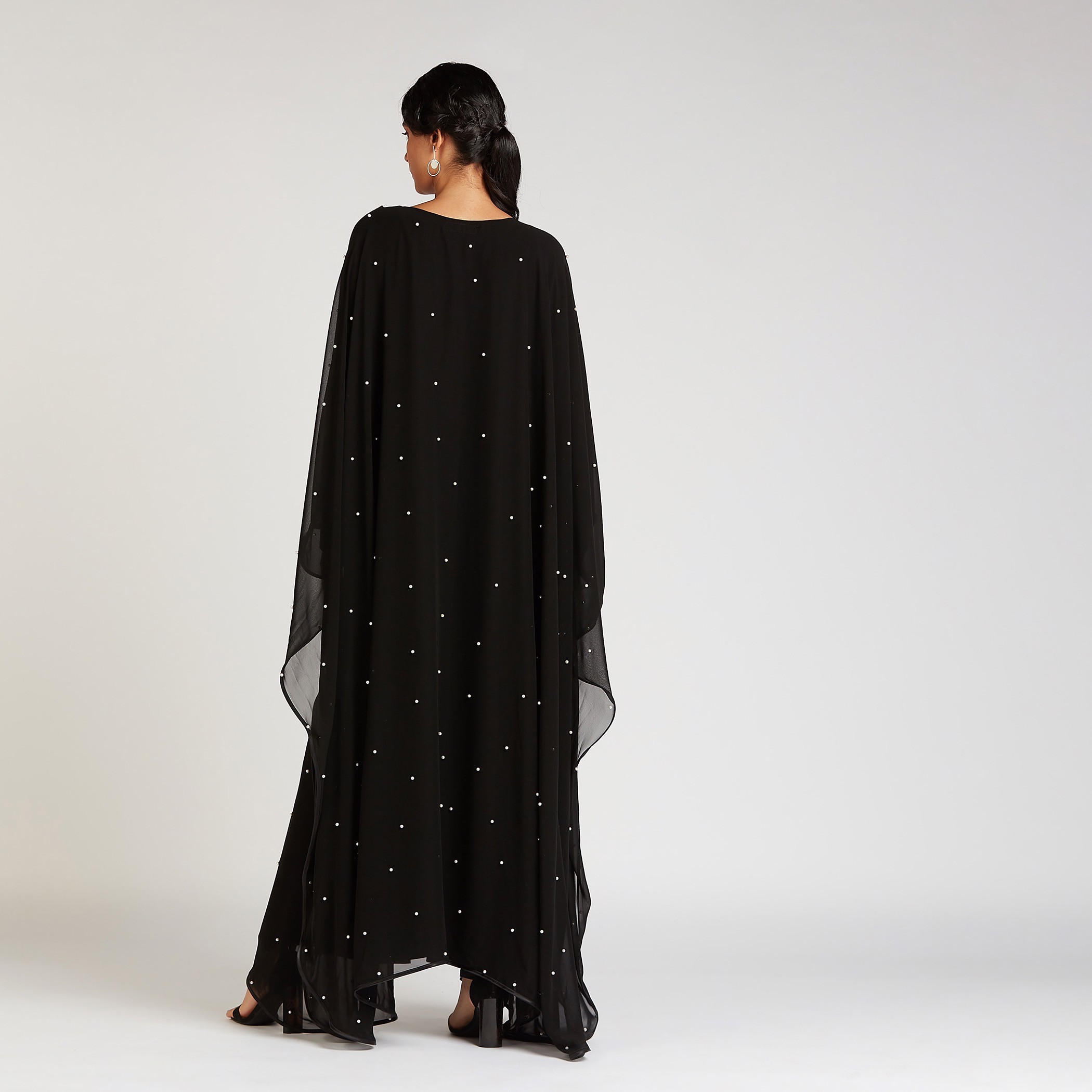 عباية مزيّنة بياقة مستديرة وأكمام واسعة-women-arabicclothing-abayas-image-3