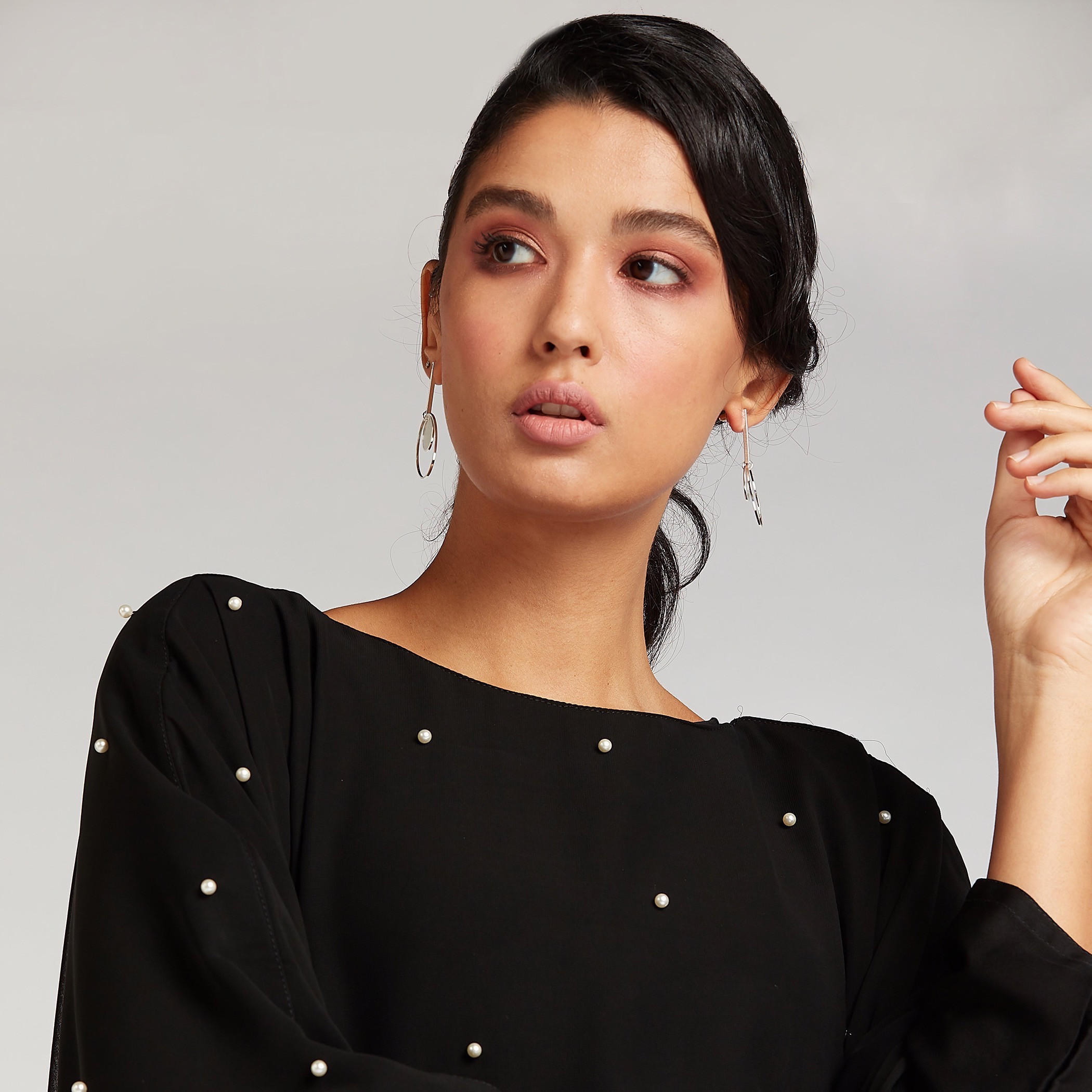 عباية مزيّنة بياقة مستديرة وأكمام واسعة-women-arabicclothing-abayas-image-4