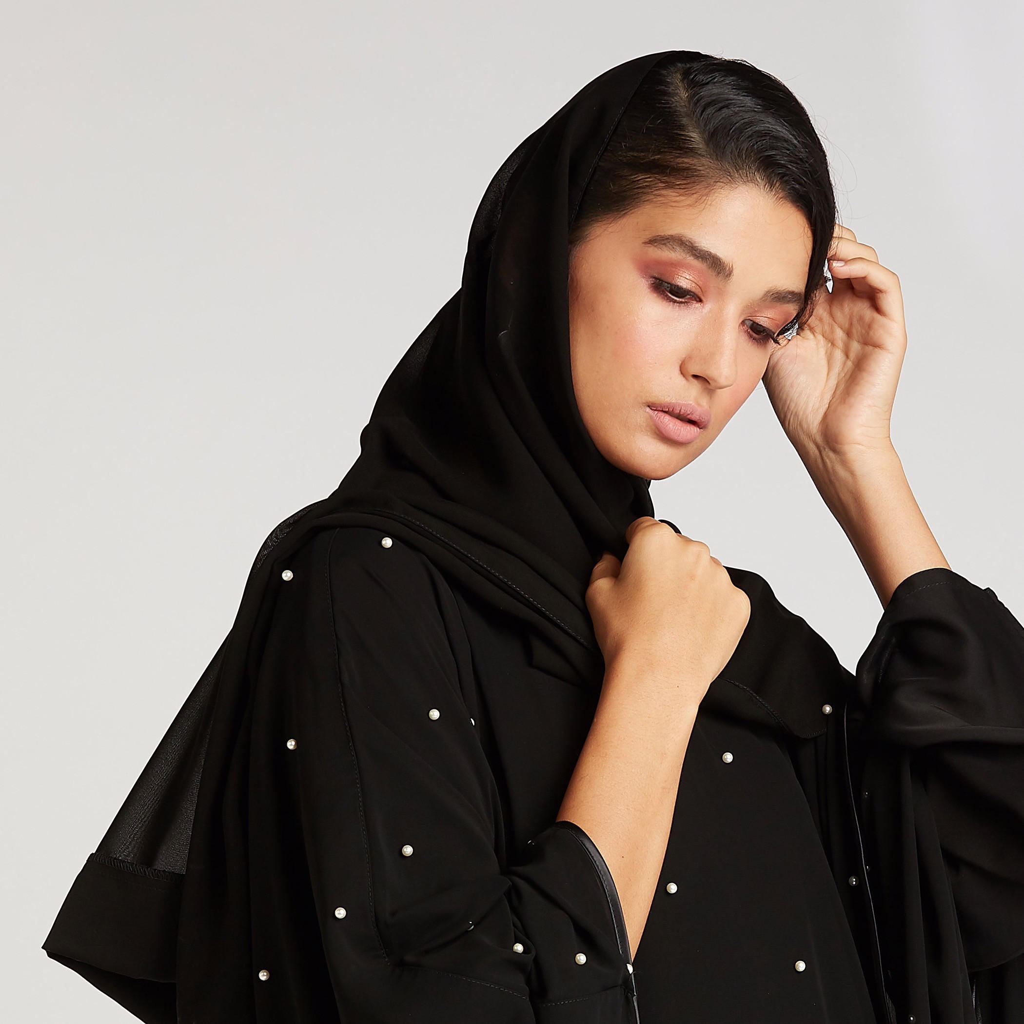 عباية مزيّنة بياقة مستديرة وأكمام واسعة-women-arabicclothing-abayas-image-5