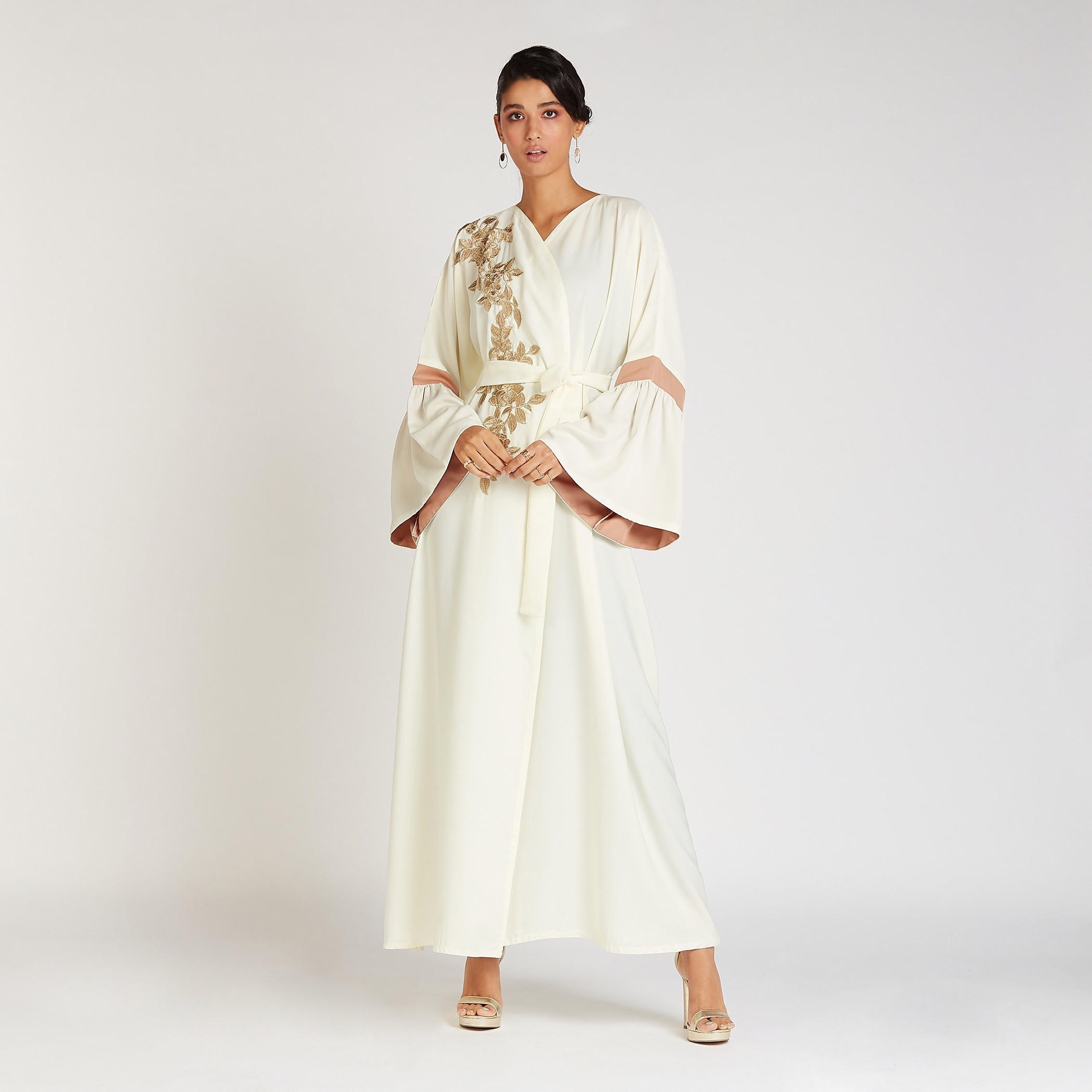 عباية مطرّزة بأكمام عريضة وأربطة-women-arabicclothing-abayas-image-1
