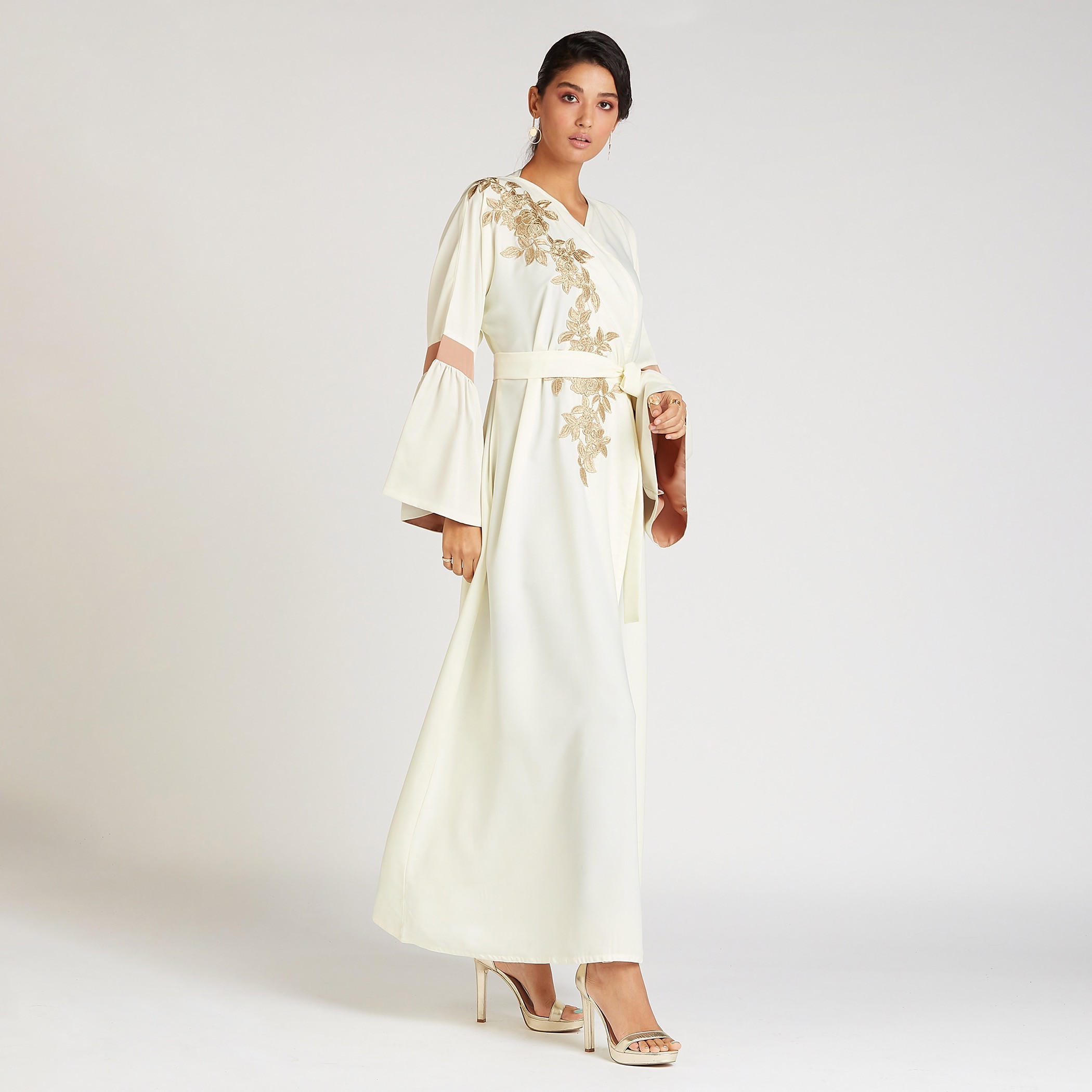 عباية مطرّزة بأكمام عريضة وأربطة-women-arabicclothing-abayas-image-2