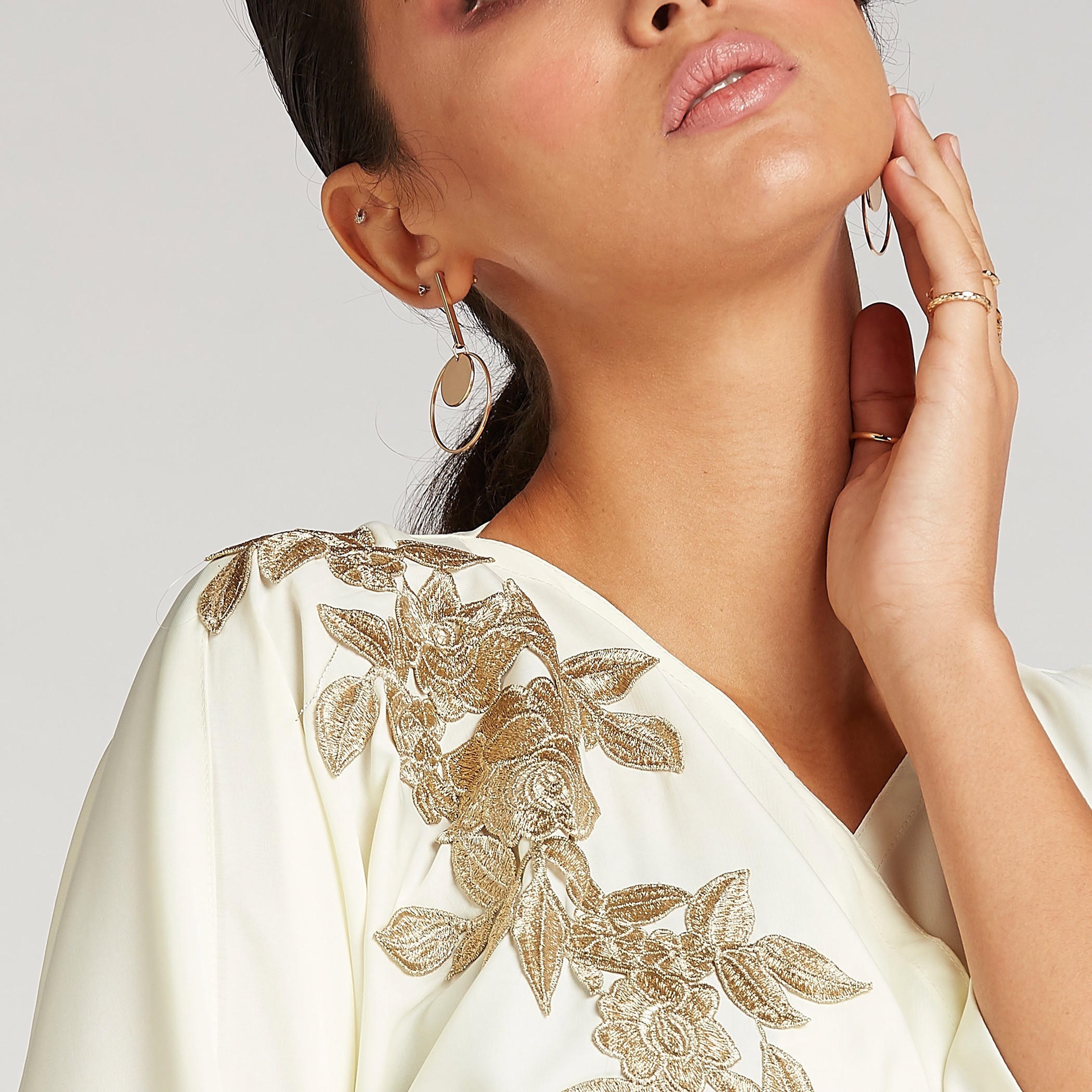 عباية مطرّزة بأكمام عريضة وأربطة-women-arabicclothing-abayas-image-3