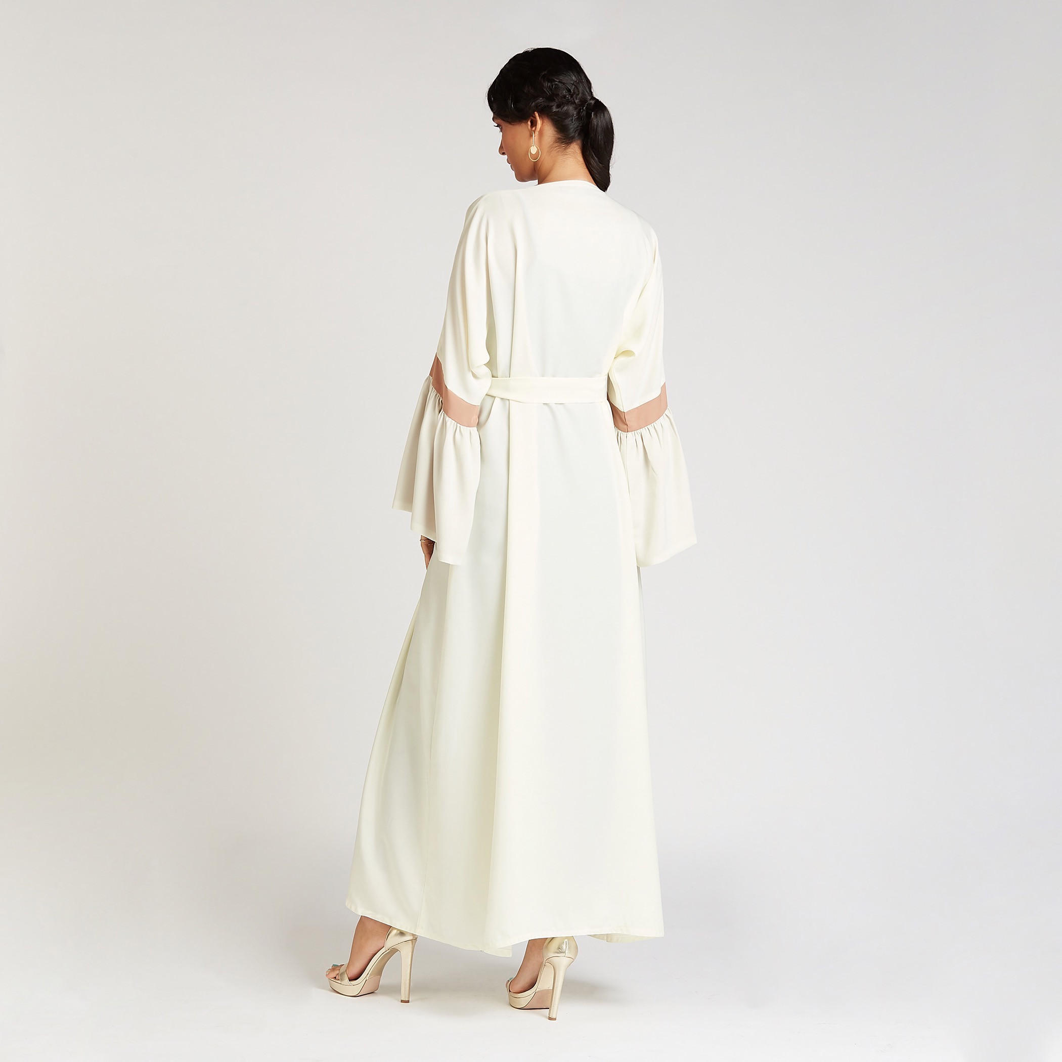 عباية مطرّزة بأكمام عريضة وأربطة-women-arabicclothing-abayas-image-4