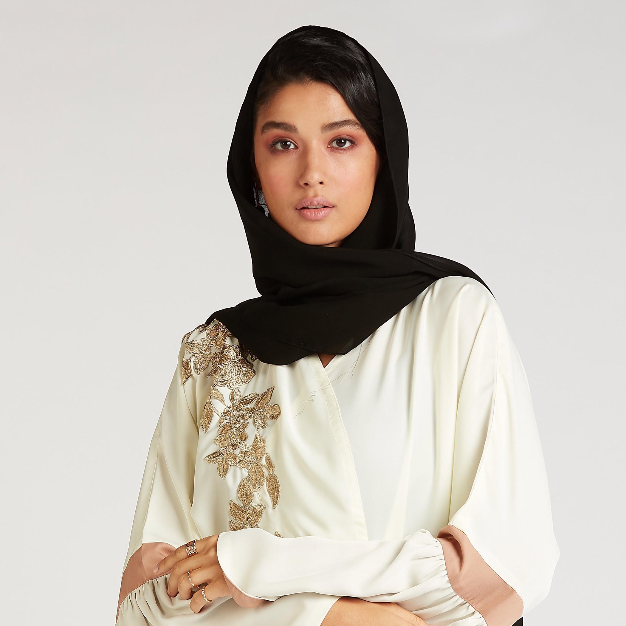 عباية مطرّزة بأكمام عريضة وأربطة-women-arabicclothing-abayas-image-5