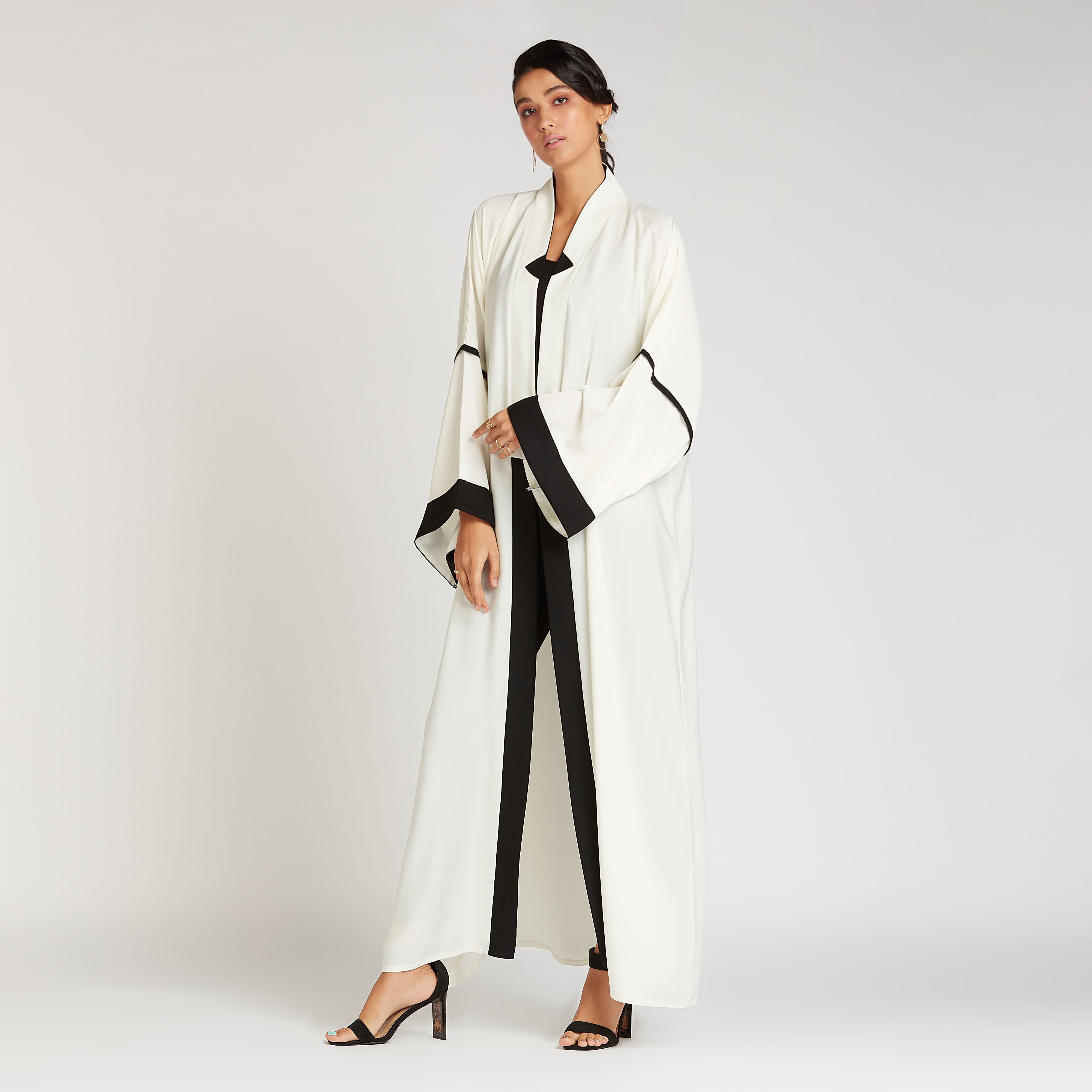 عباية سادة بأكمام واسعة-women-arabicclothing-abayas-image-5