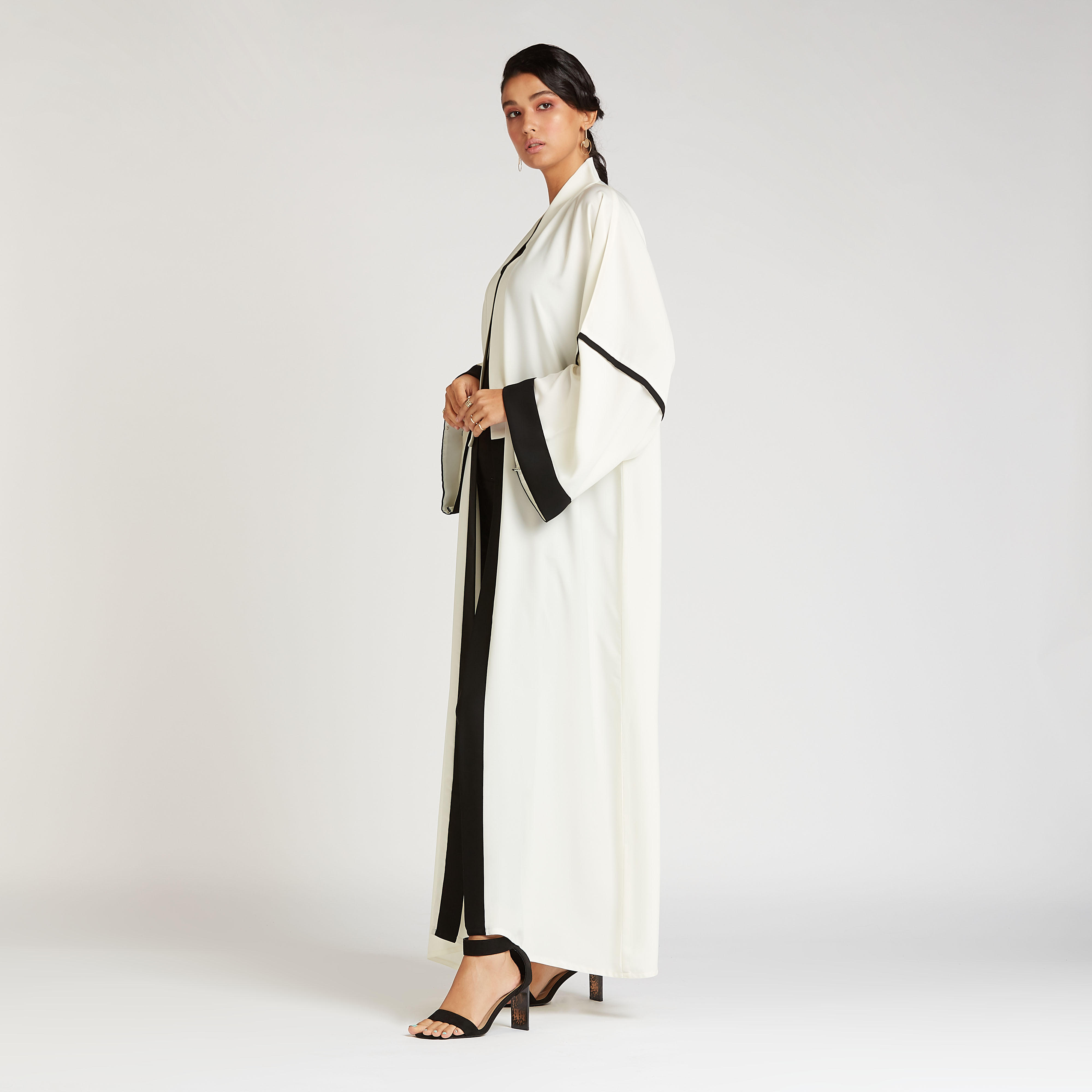 عباية سادة بأكمام واسعة-women-arabicclothing-abayas-image-4