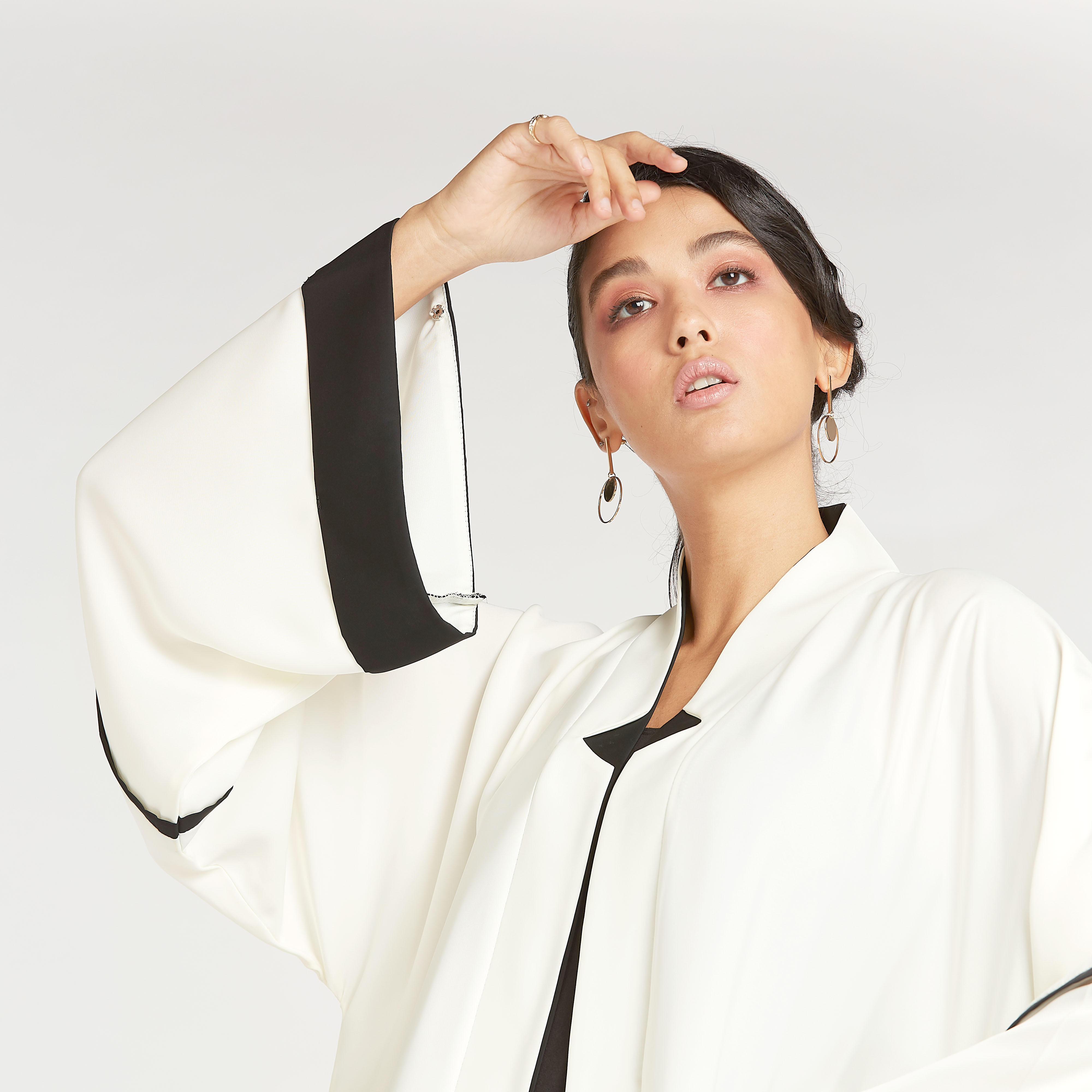 عباية سادة بأكمام واسعة-women-arabicclothing-abayas-image-2