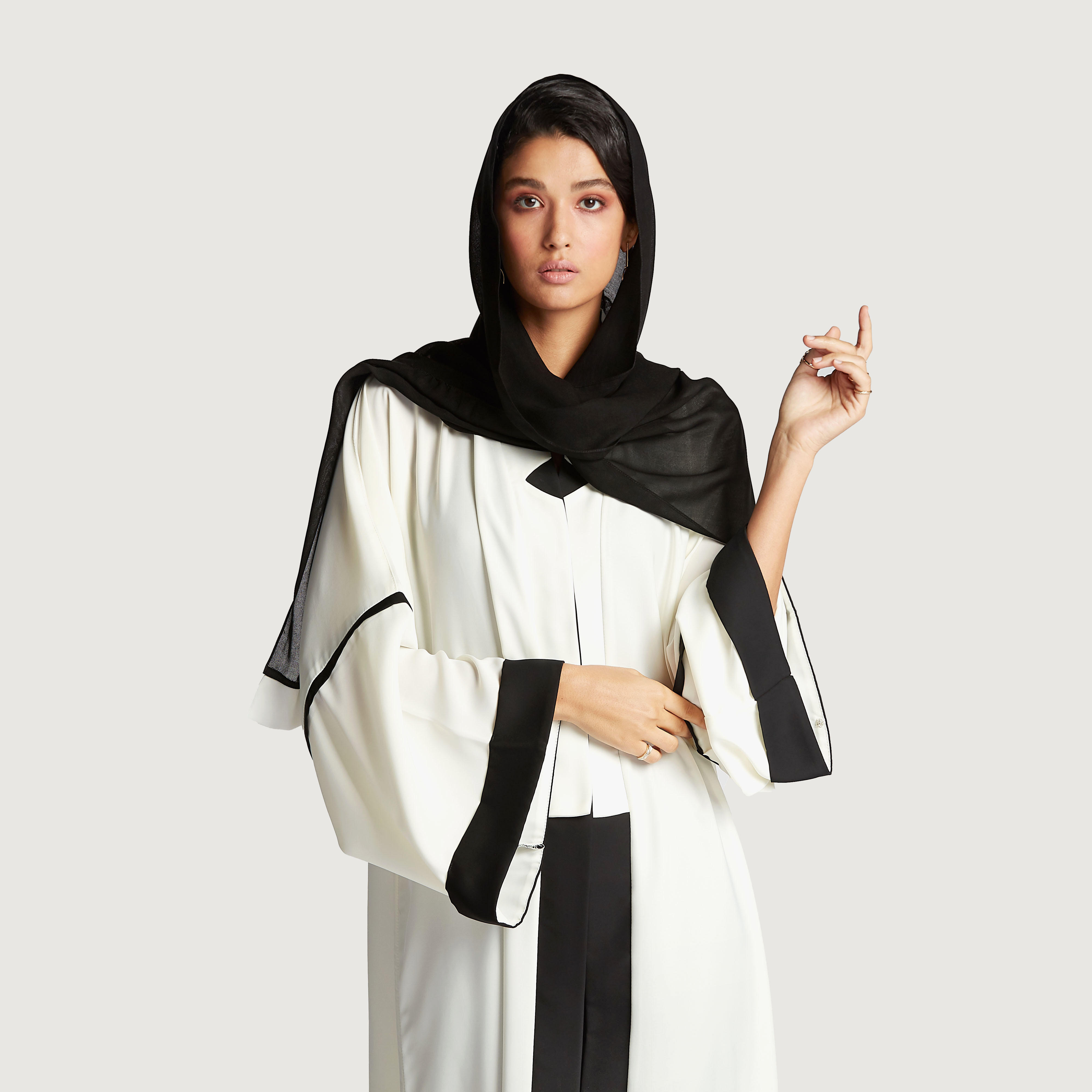 عباية سادة بأكمام واسعة-women-arabicclothing-abayas-image-1