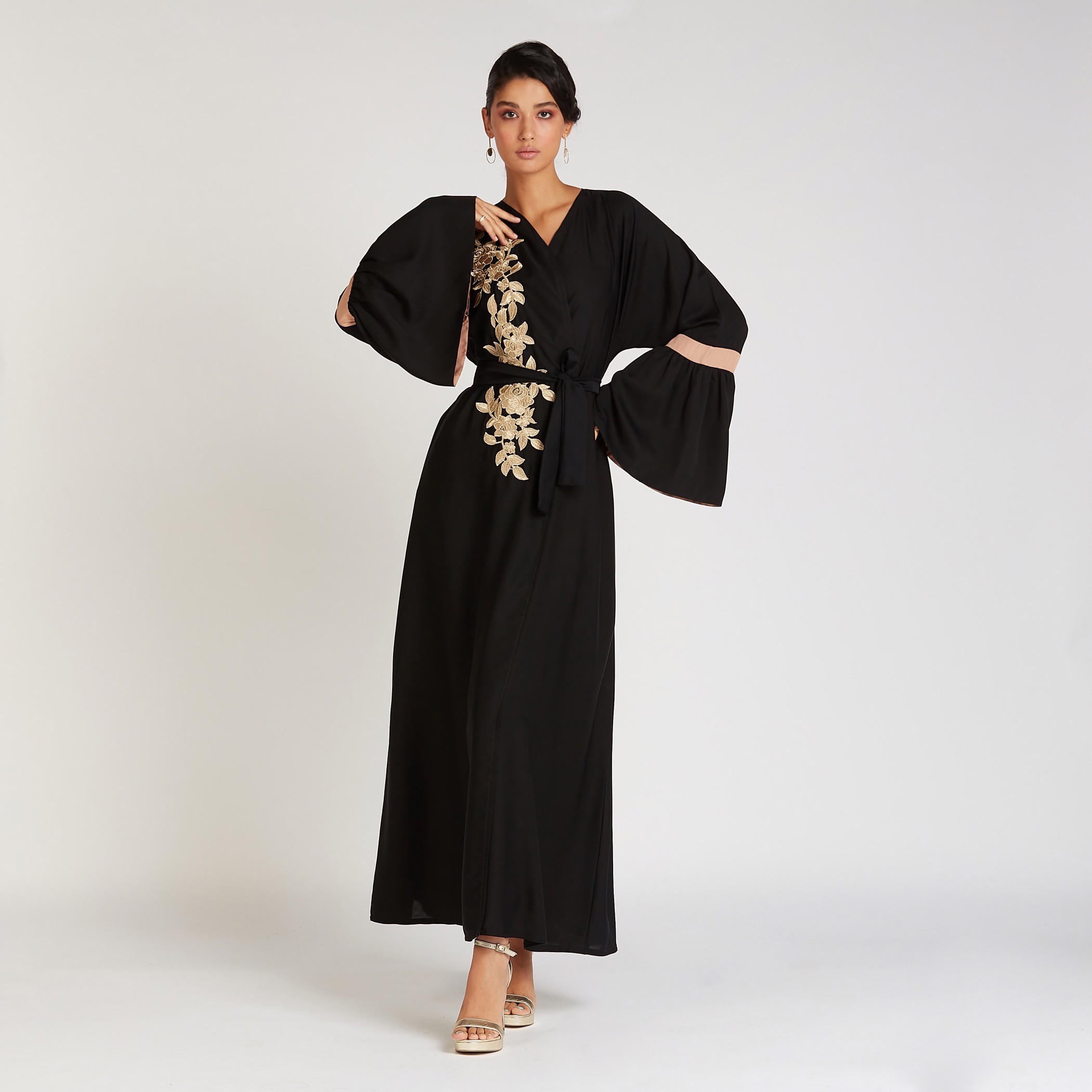 عباية مطرزة بياقة عنق v وأكمام عريضة-women-arabicclothing-abayas-image-1