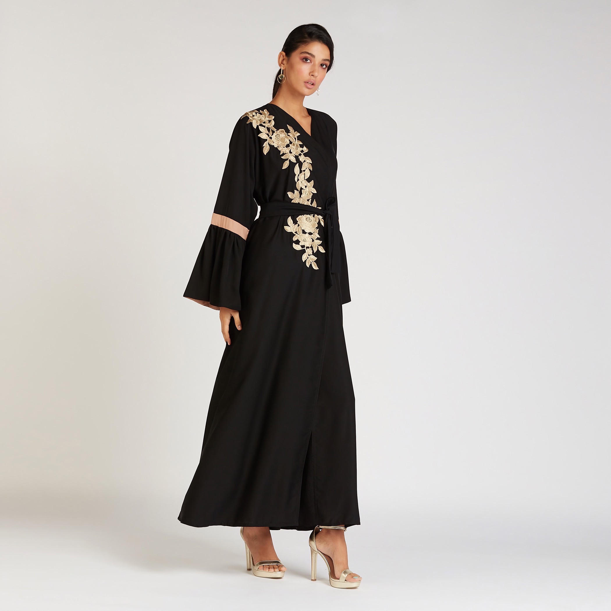 عباية مطرزة بياقة عنق v وأكمام عريضة-women-arabicclothing-abayas-image-2