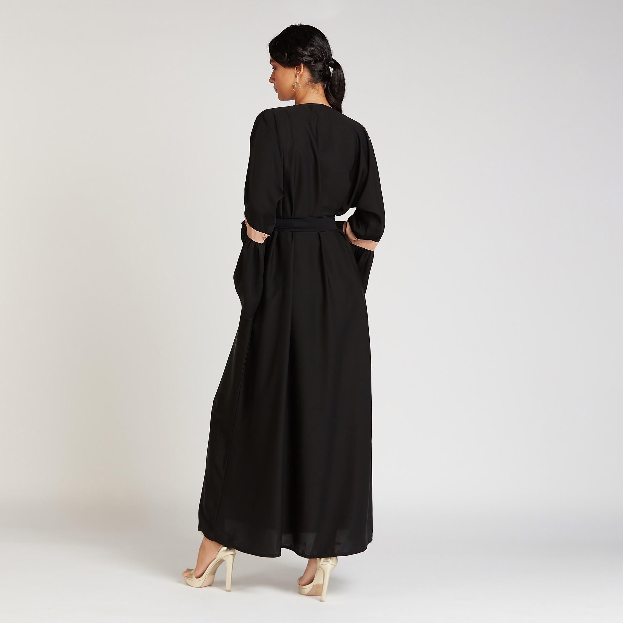 عباية مطرزة بياقة عنق v وأكمام عريضة-women-arabicclothing-abayas-image-3