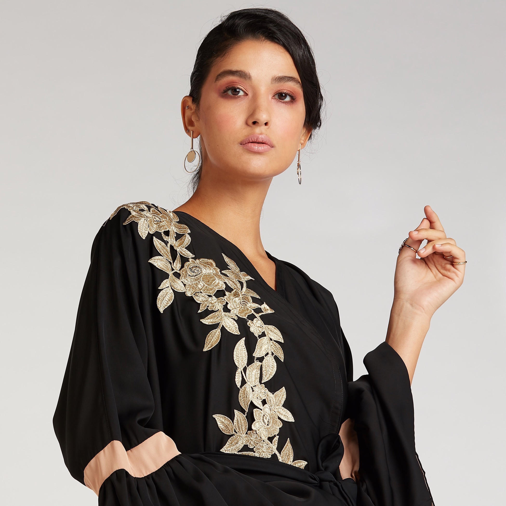 عباية مطرزة بياقة عنق v وأكمام عريضة-women-arabicclothing-abayas-image-4