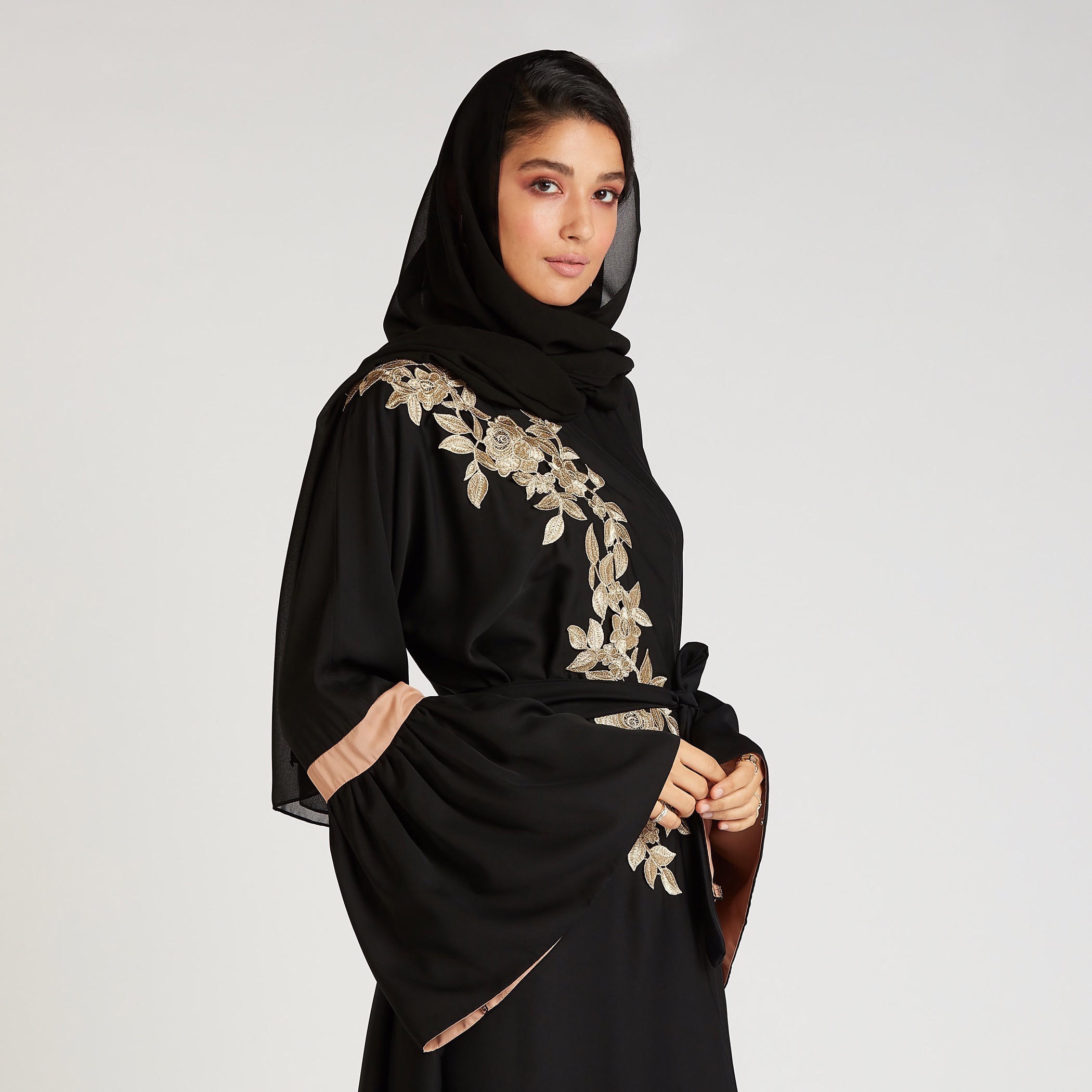 عباية مطرزة بياقة عنق v وأكمام عريضة-women-arabicclothing-abayas-image-5