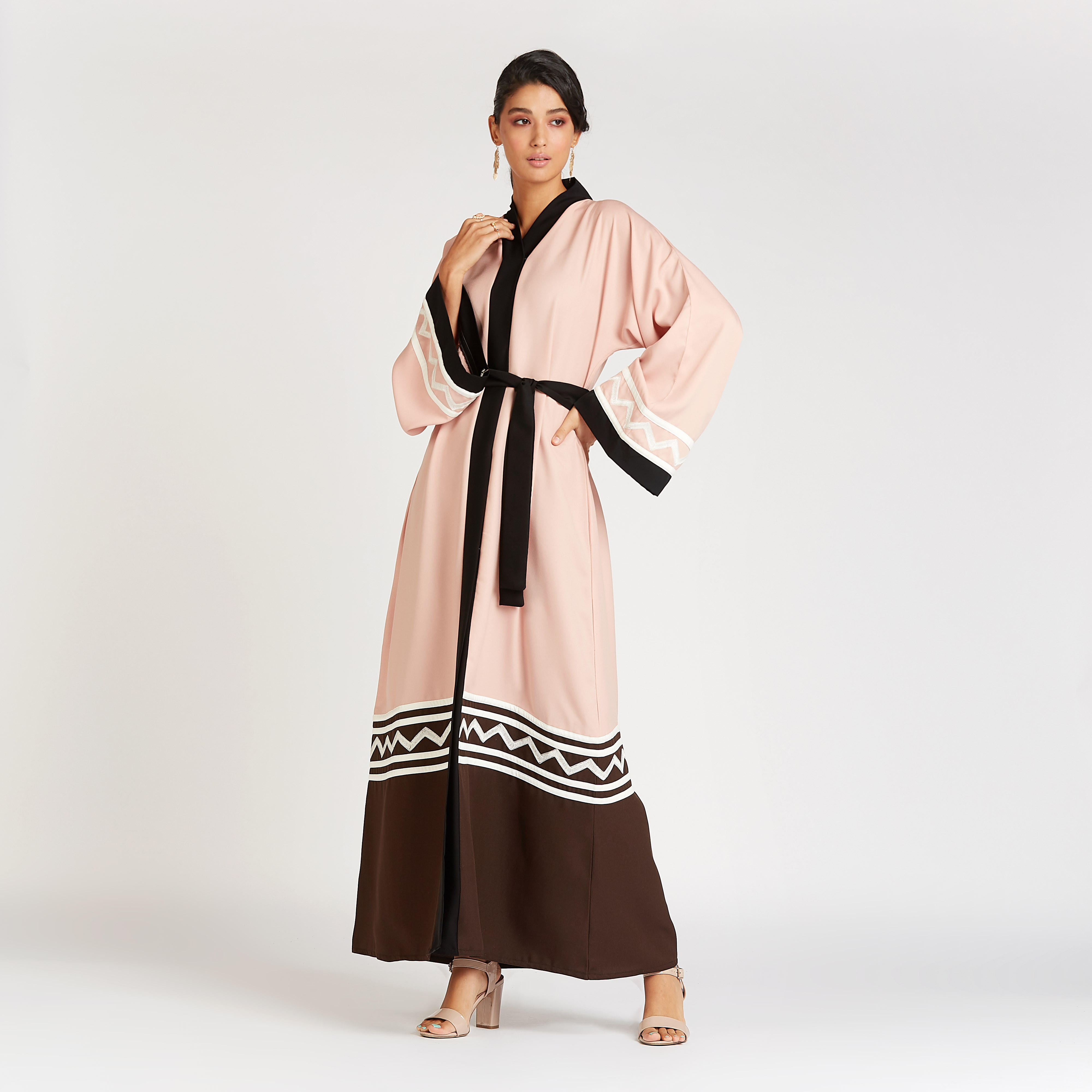 عباية بأكمام واسعة وأربطة وطبعات-women-arabicclothing-abayas-image-1