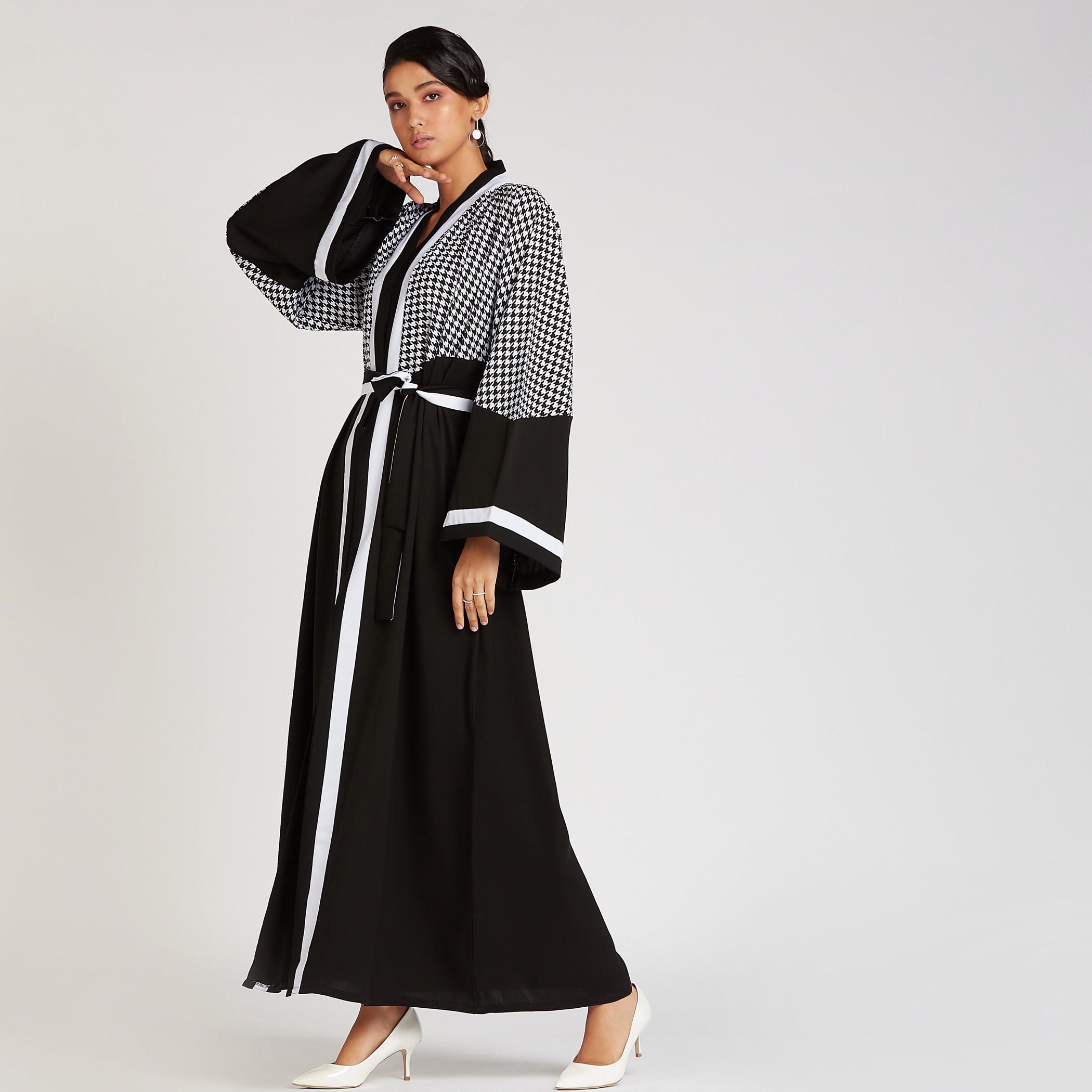عباية بأكمام واسعة وأربطة وطبعات-women-arabicclothing-abayas-image-5