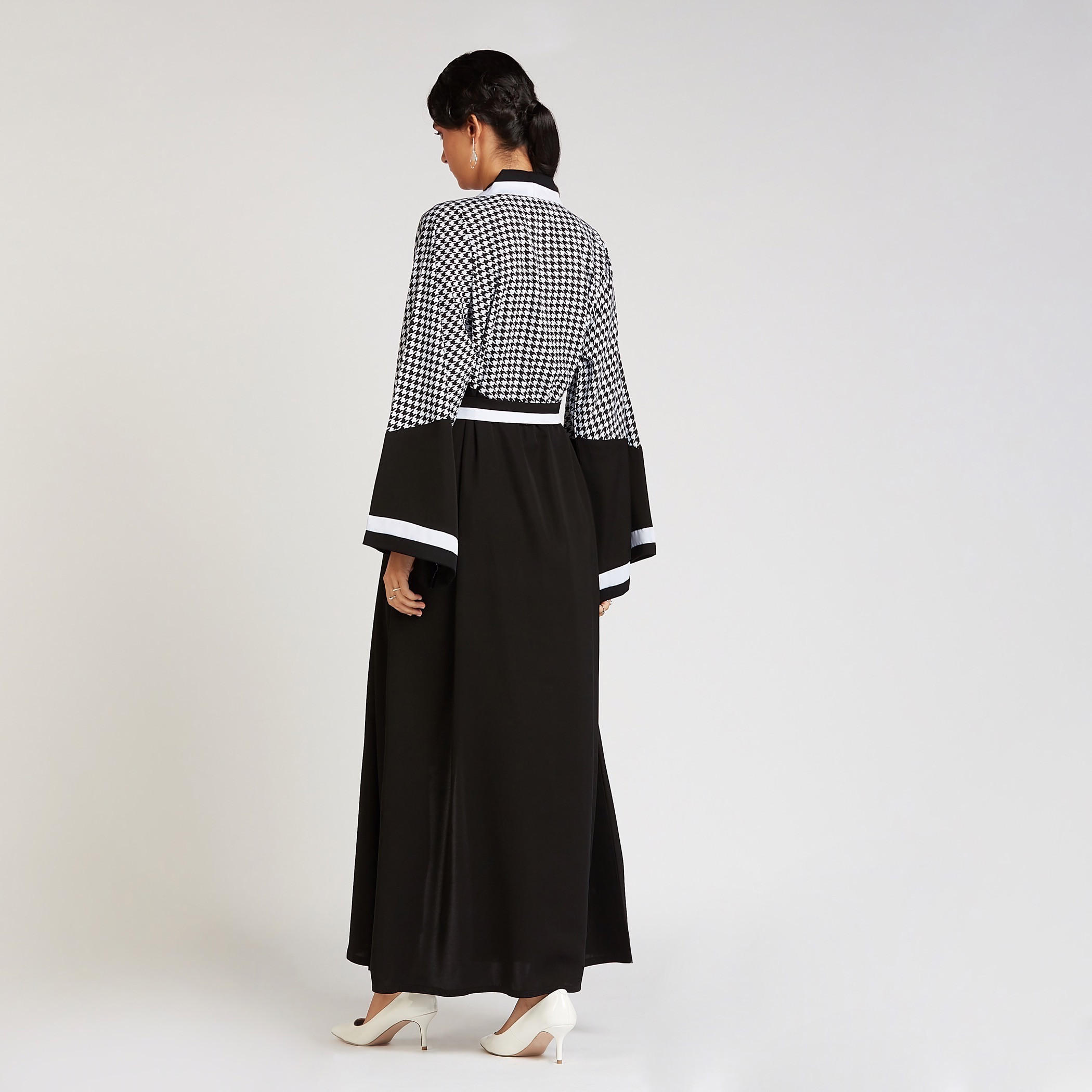 عباية بأكمام واسعة وأربطة وطبعات-women-arabicclothing-abayas-image-4