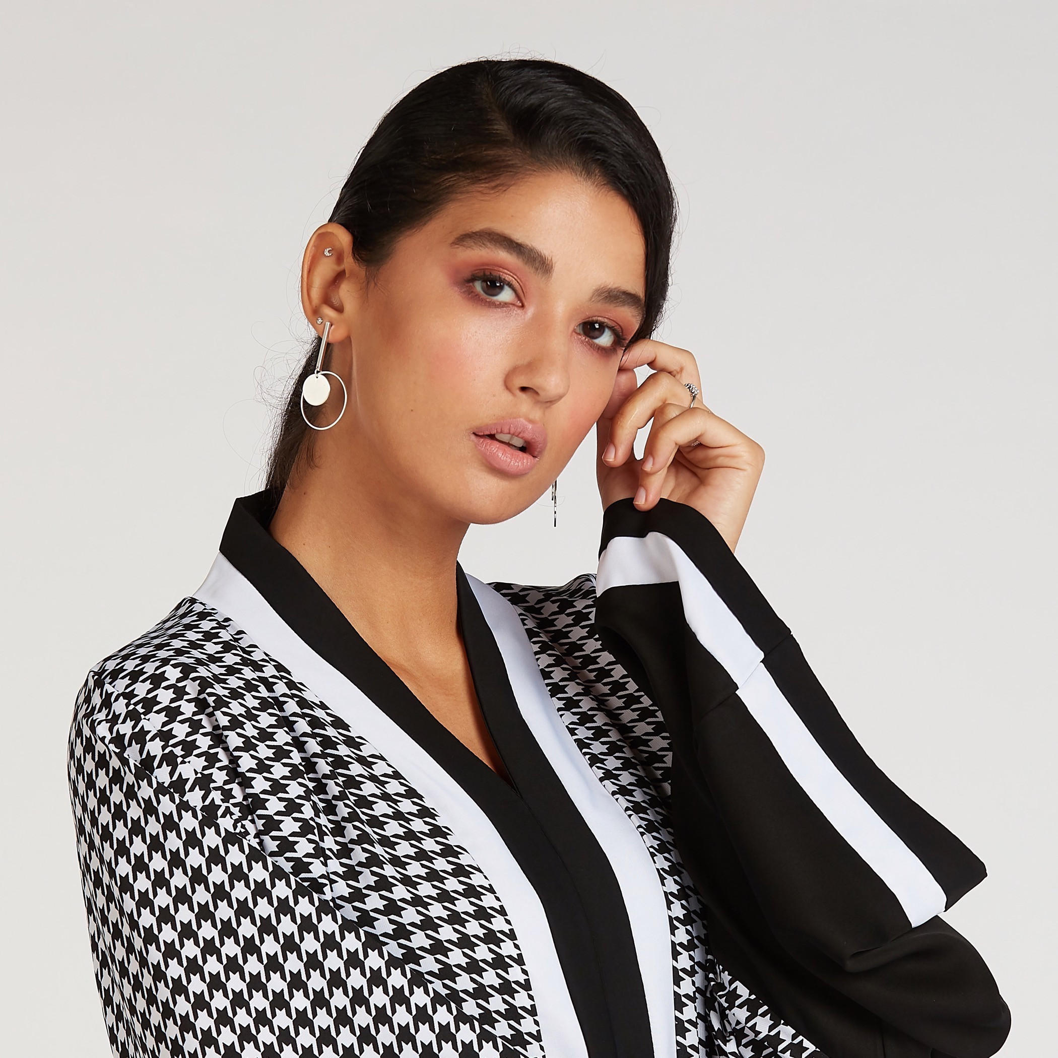 عباية بأكمام واسعة وأربطة وطبعات-women-arabicclothing-abayas-image-3