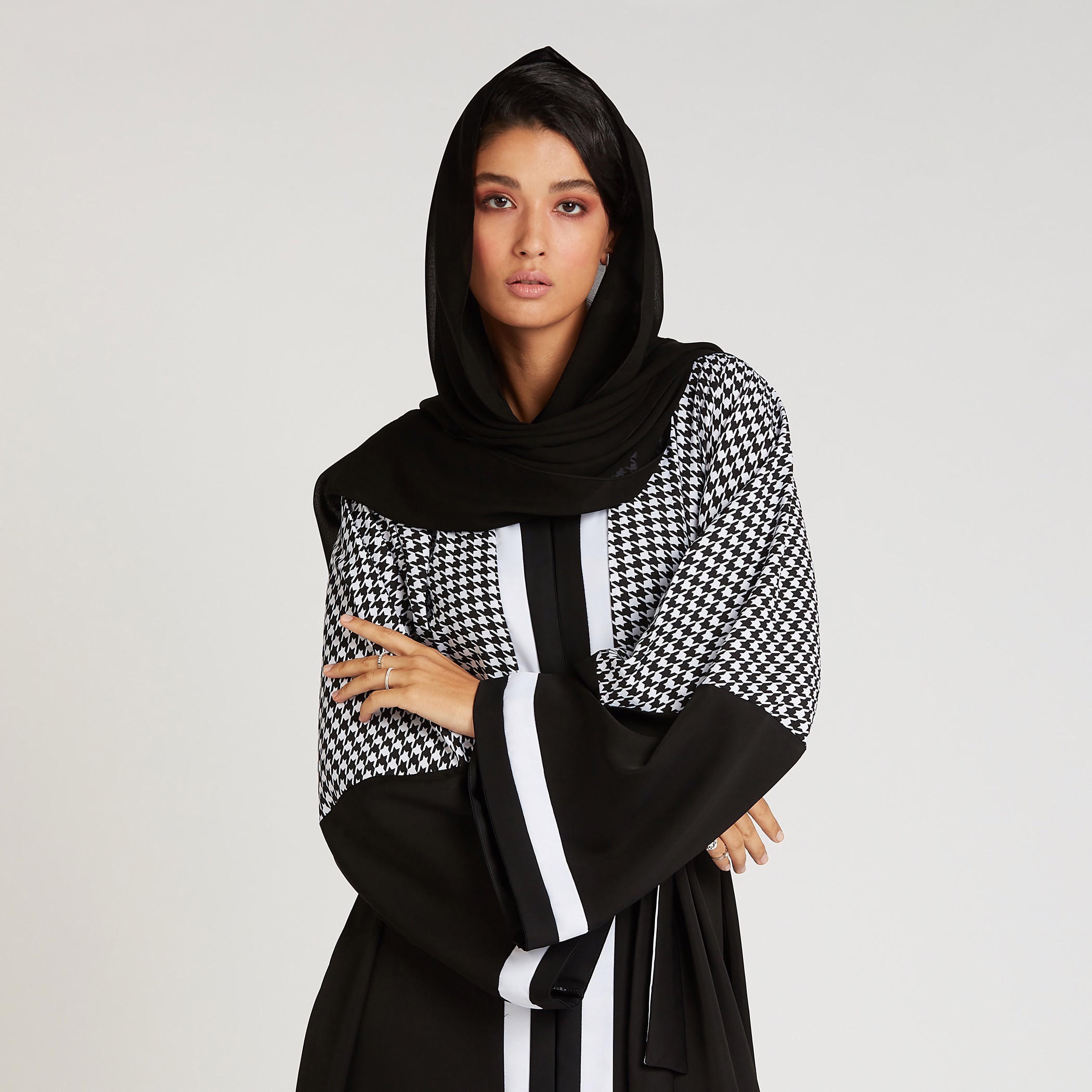 عباية بأكمام واسعة وأربطة وطبعات-women-arabicclothing-abayas-image-2