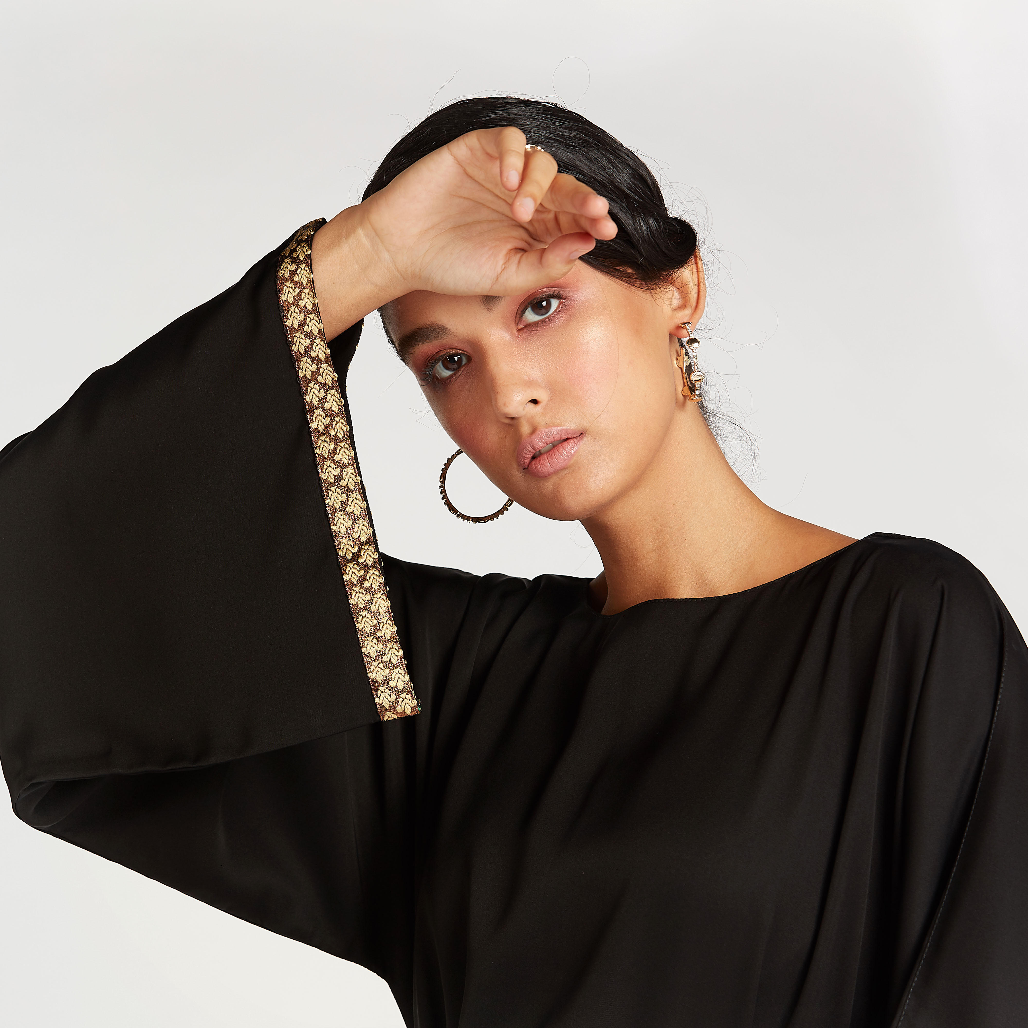 عباية مطرّزة بأكمام واسعة وتفاصيل جيوب-women-arabicclothing-abayas-image-4