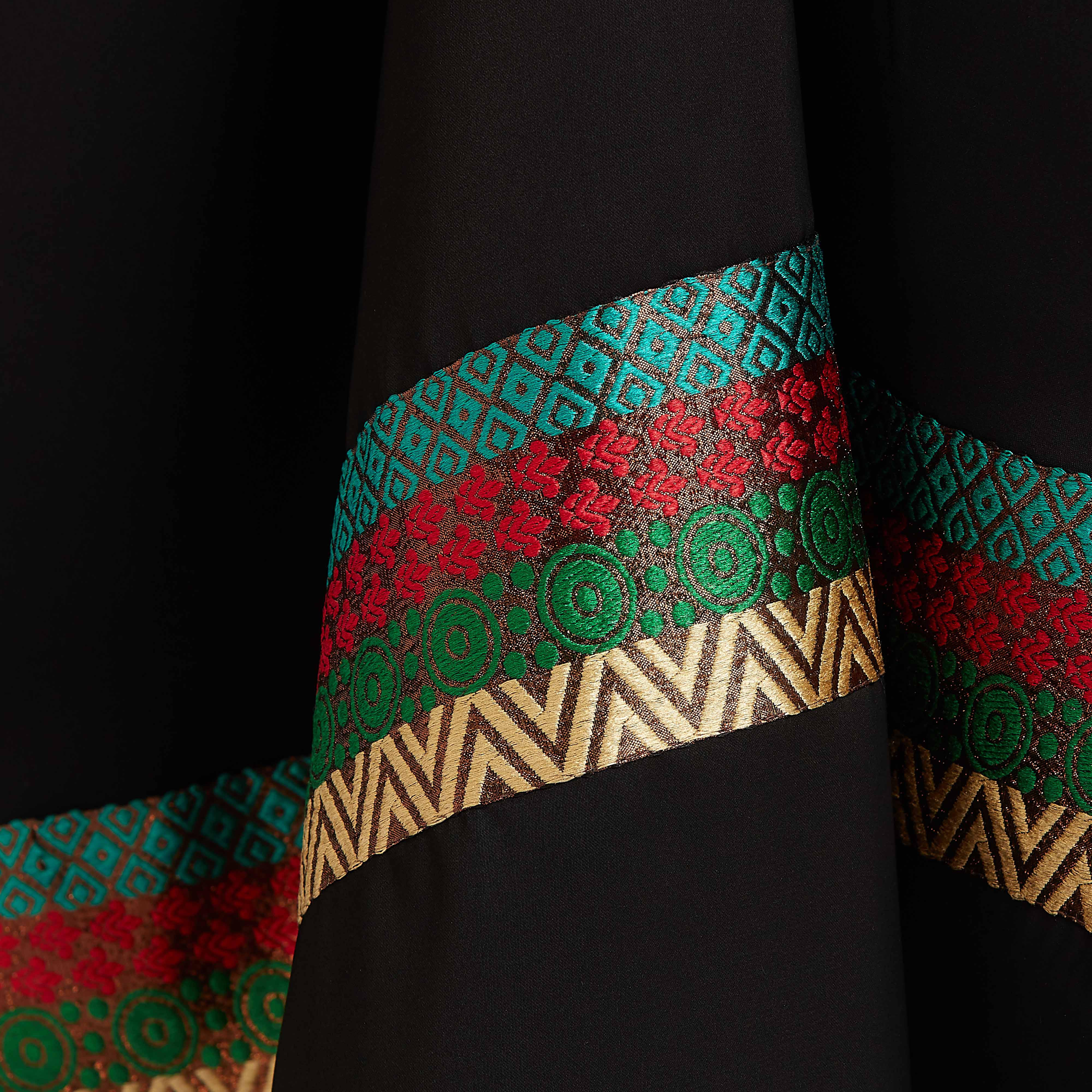 عباية مطرّزة بأكمام واسعة وتفاصيل جيوب-women-arabicclothing-abayas-image-5