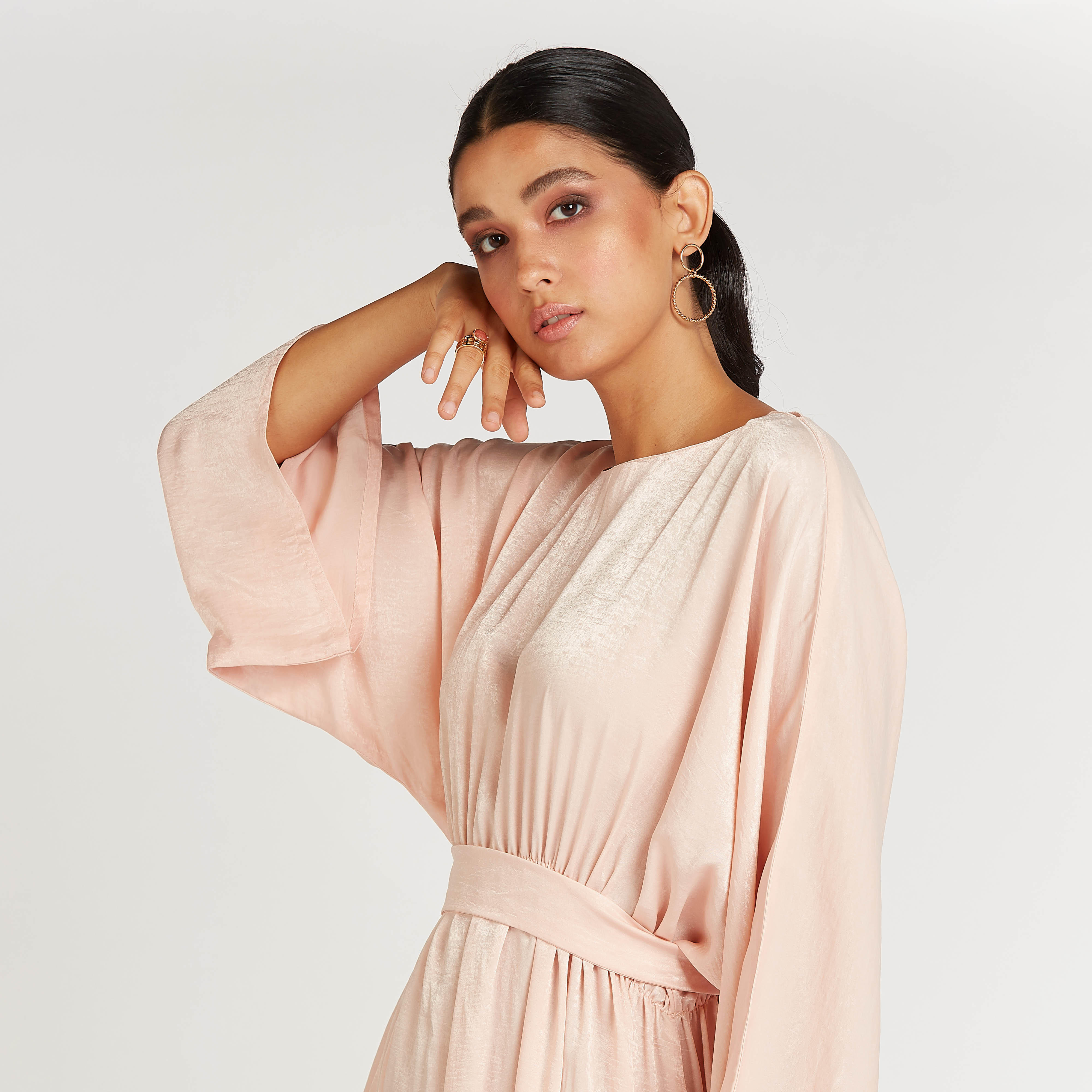 عباية بارزة الملمس بأكمام واسعة وأربطة-women-arabicclothing-abayas-image-4