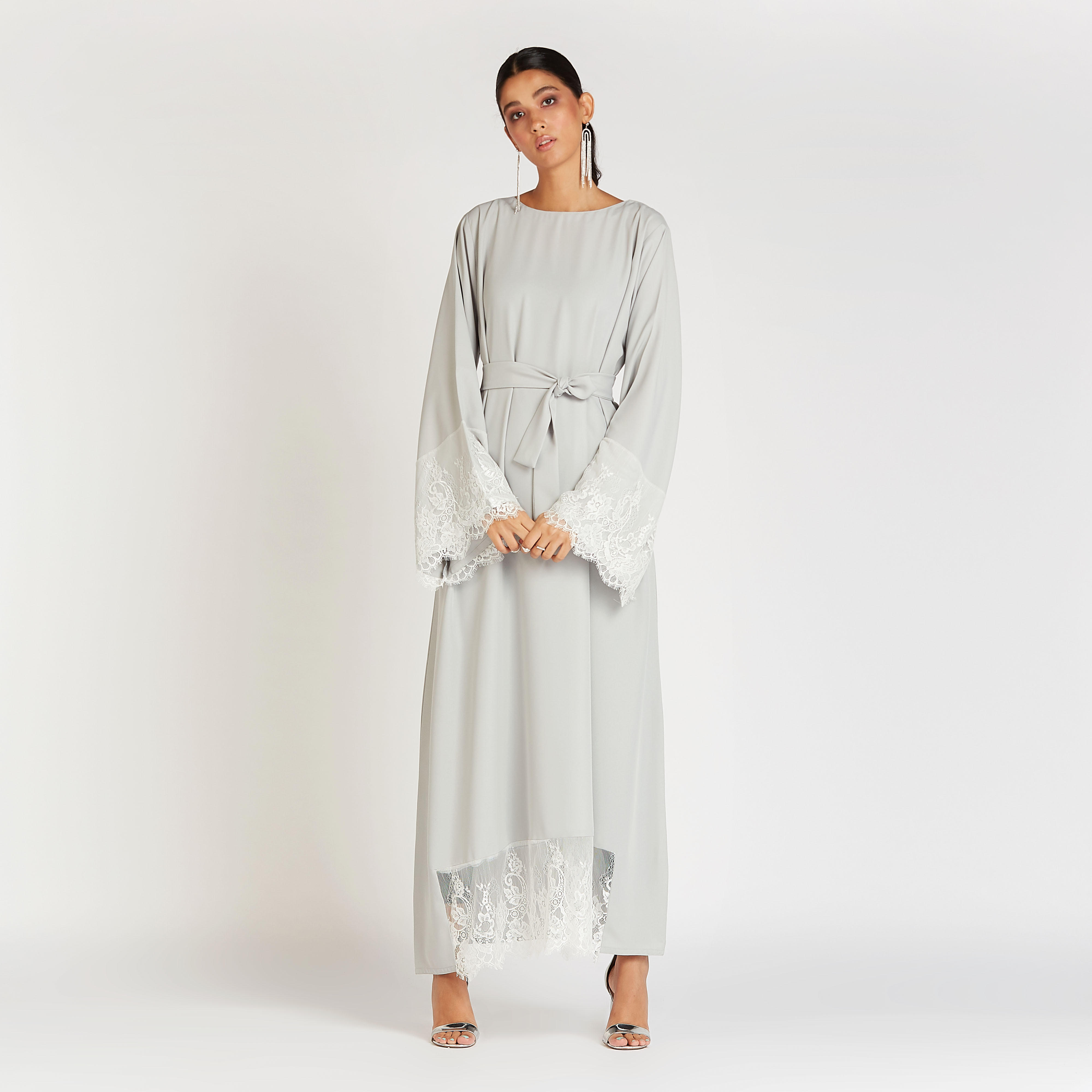 عباية سادة بأكمام واسعة وتفاصيل دانتيل-women-arabicclothing-abayas-image-5