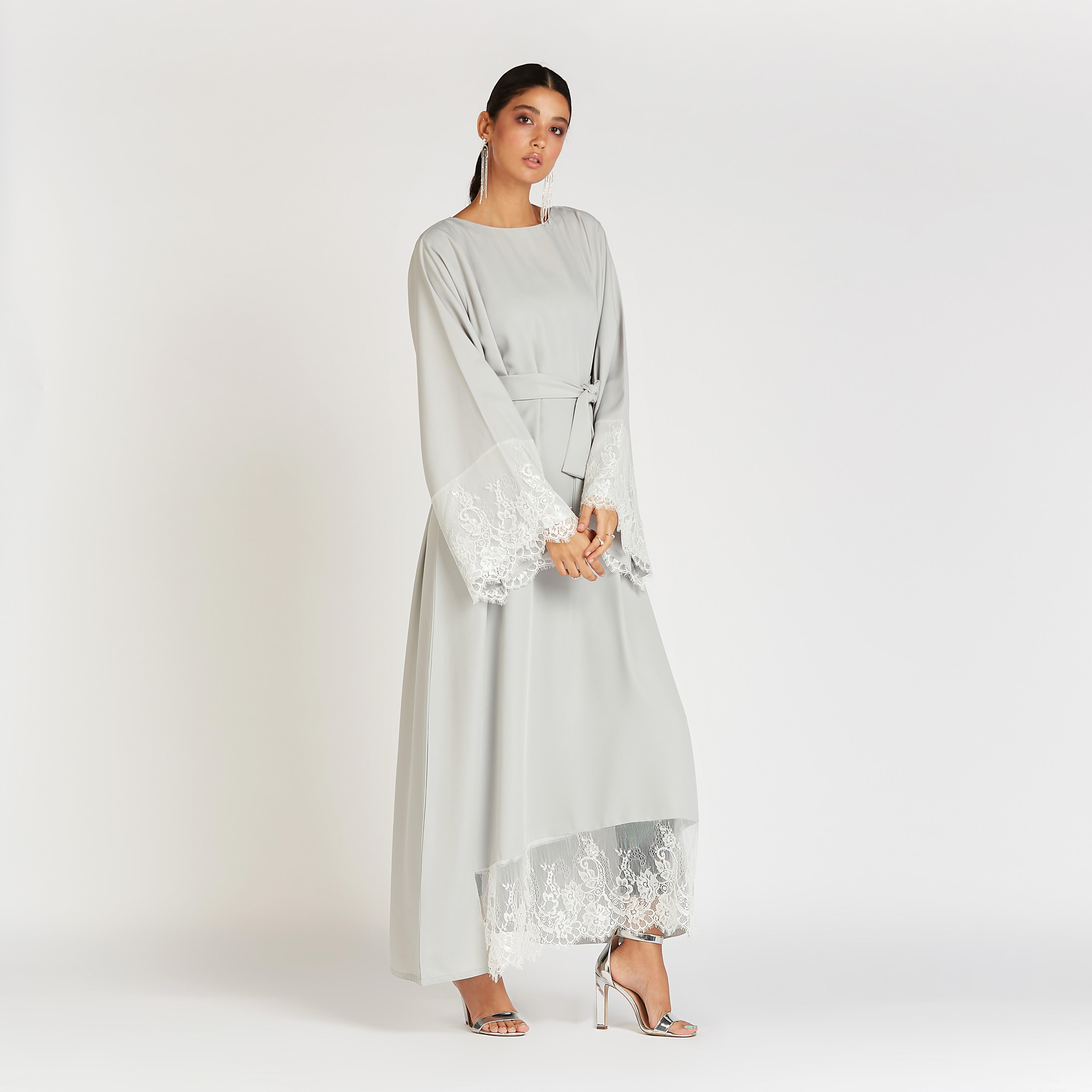 عباية سادة بأكمام واسعة وتفاصيل دانتيل-women-arabicclothing-abayas-image-4