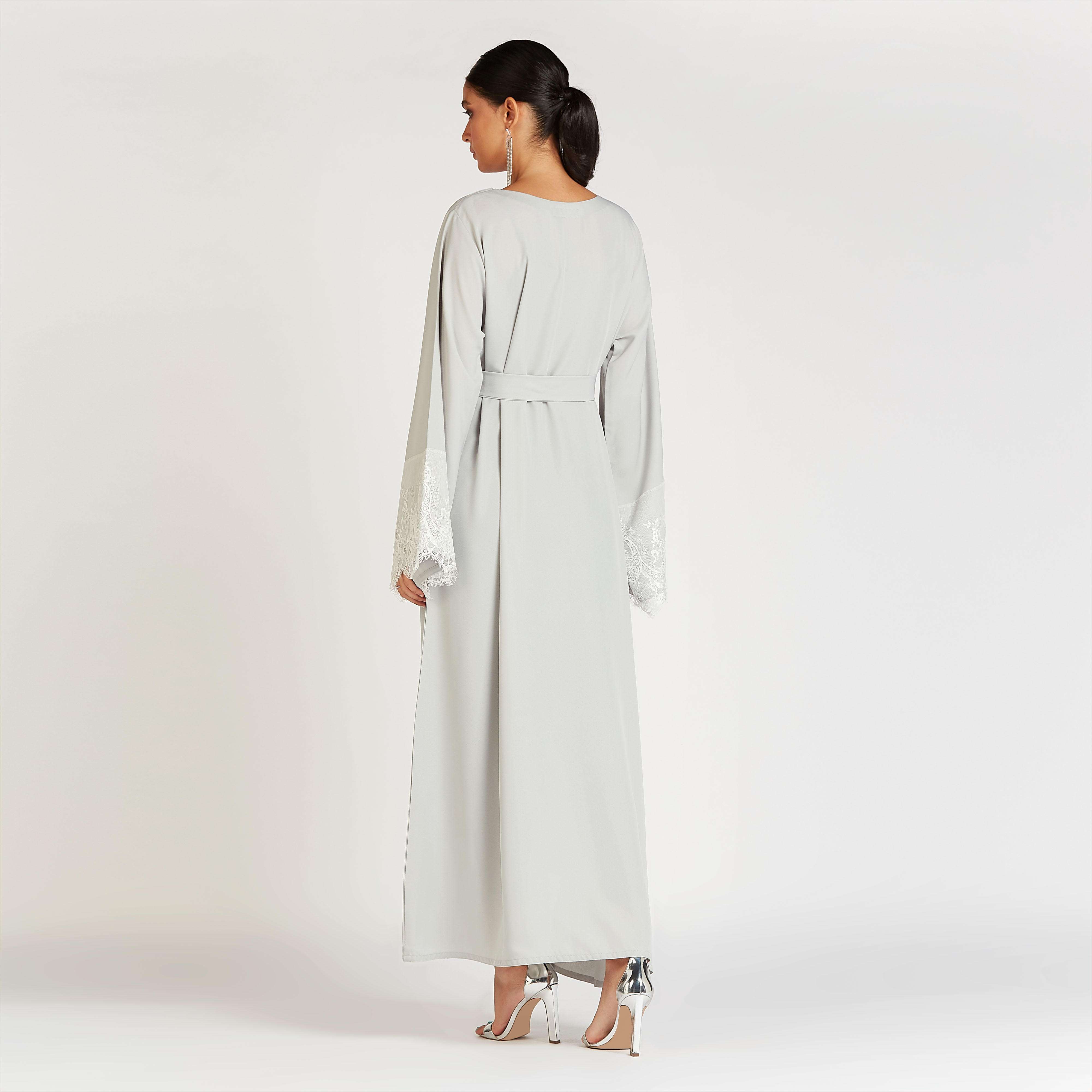عباية سادة بأكمام واسعة وتفاصيل دانتيل-women-arabicclothing-abayas-image-3