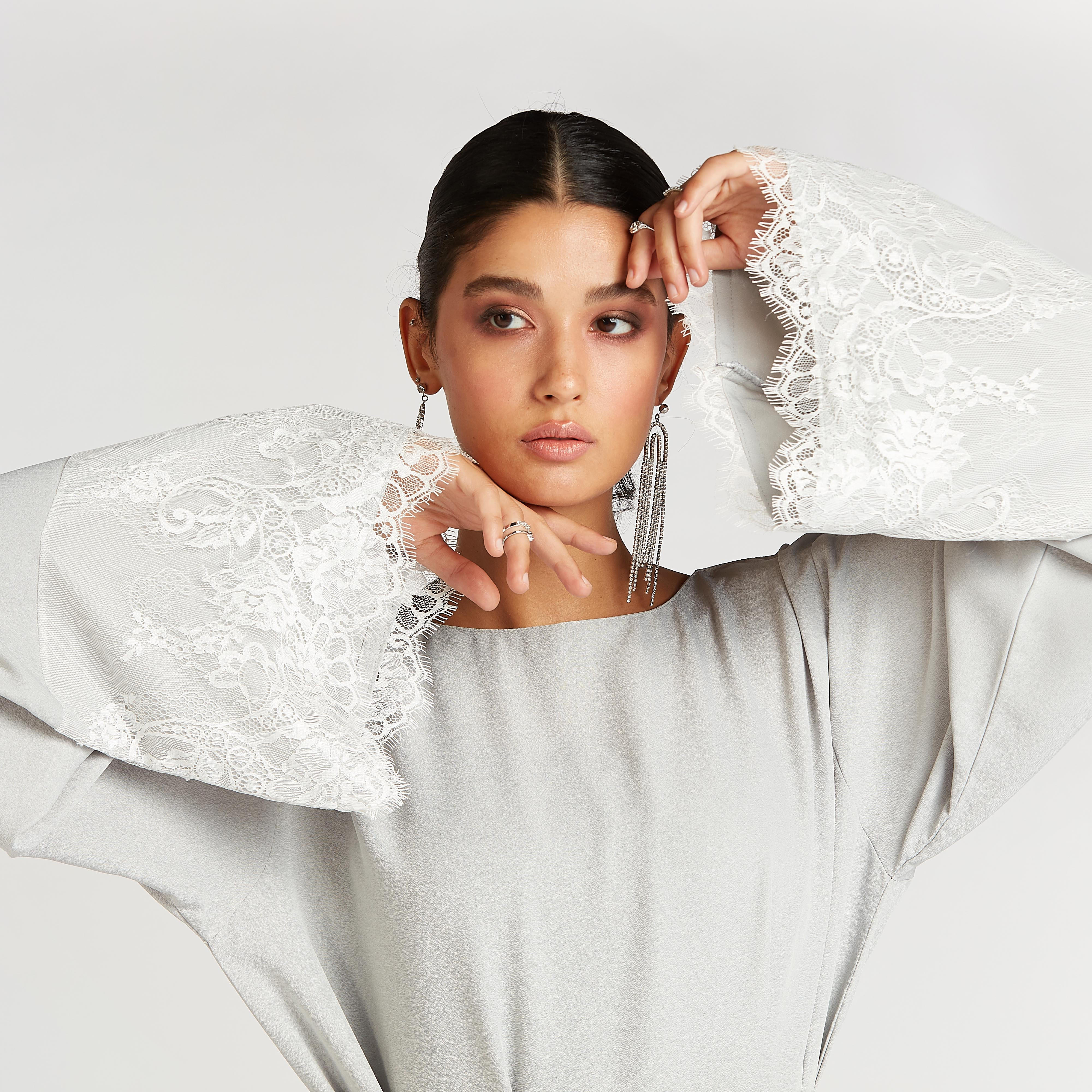 عباية سادة بأكمام واسعة وتفاصيل دانتيل-women-arabicclothing-abayas-image-2