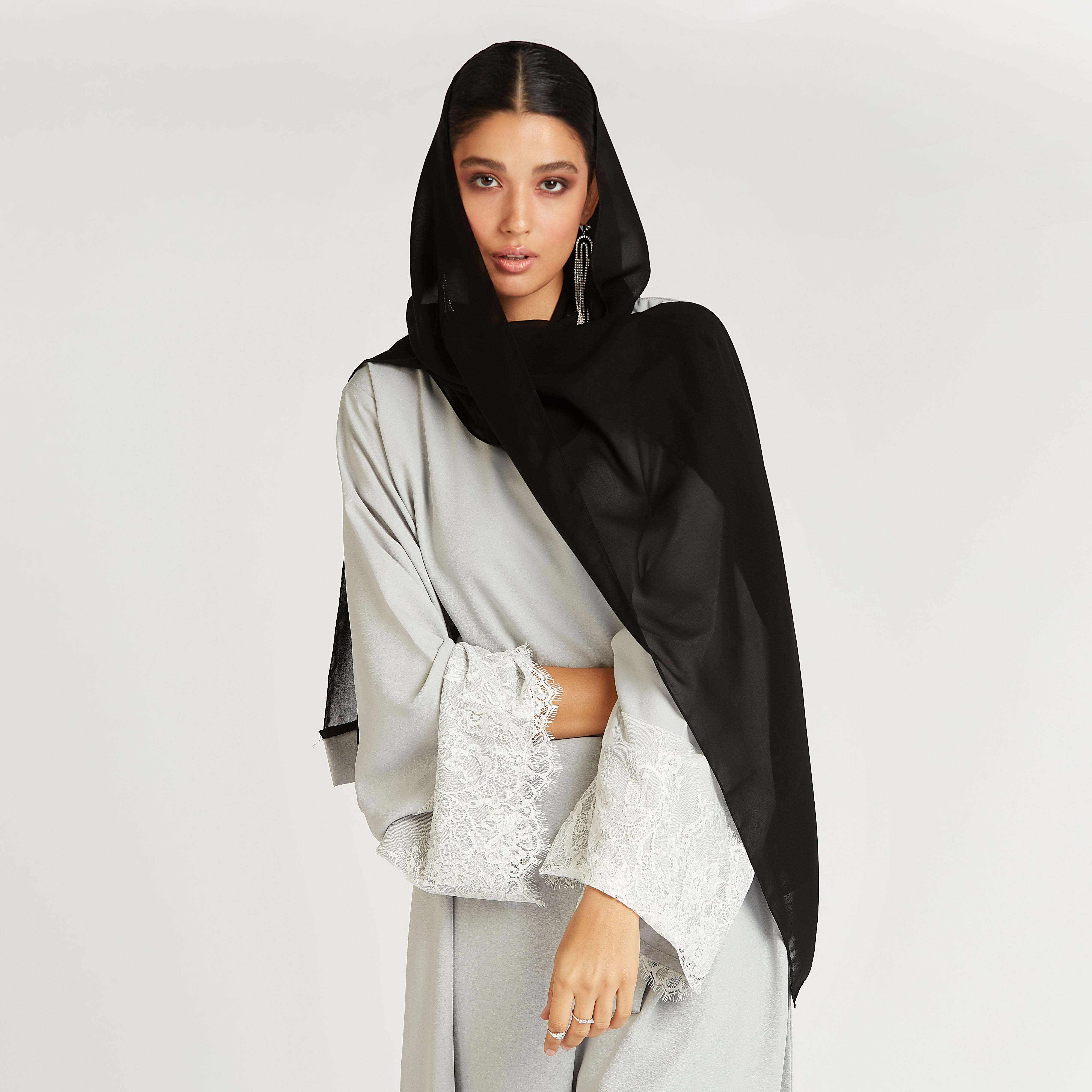 عباية سادة بأكمام واسعة وتفاصيل دانتيل-women-arabicclothing-abayas-image-1