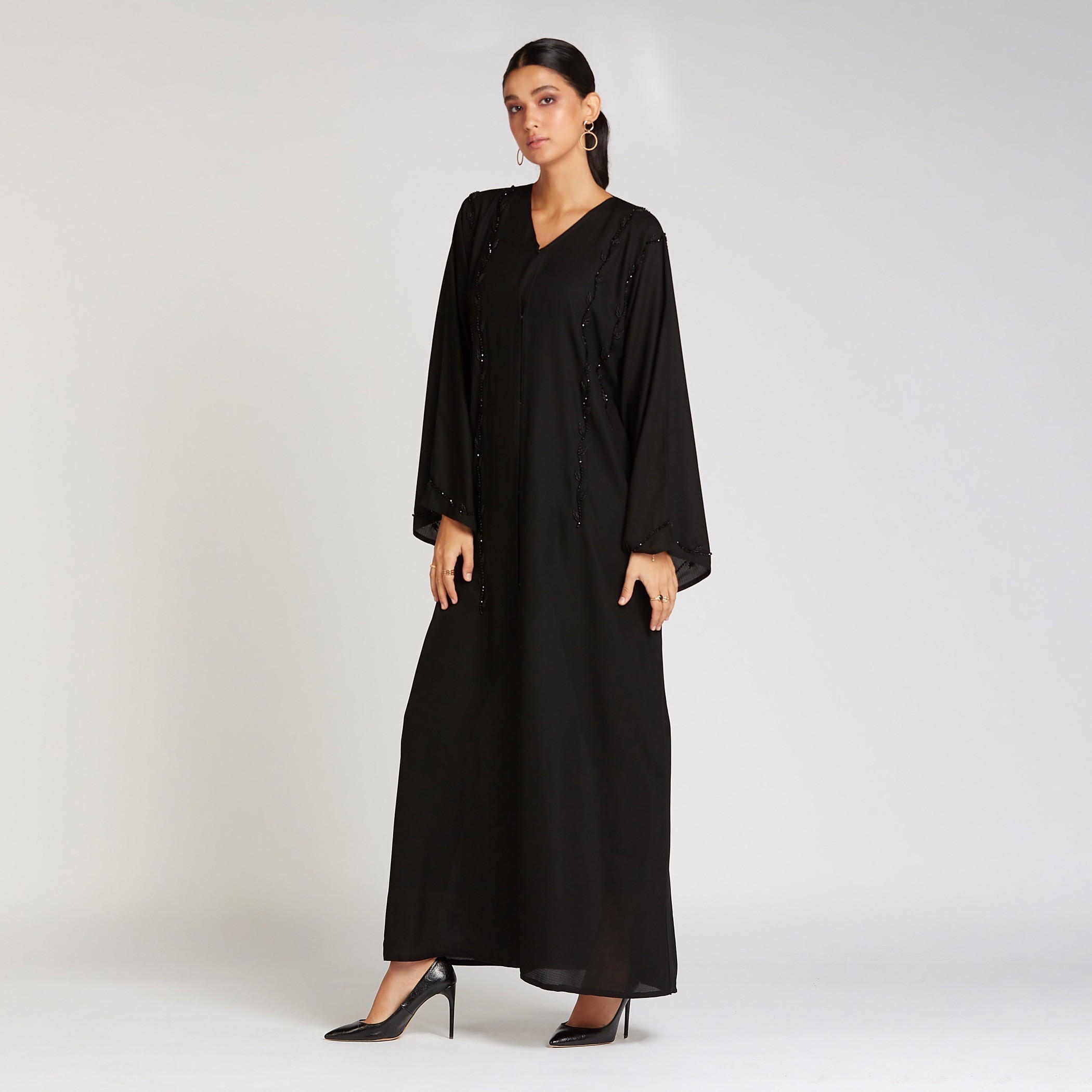 عباية مزيّنة بياقة V وأكمام واسعة-women-arabicclothing-abayas-image-1