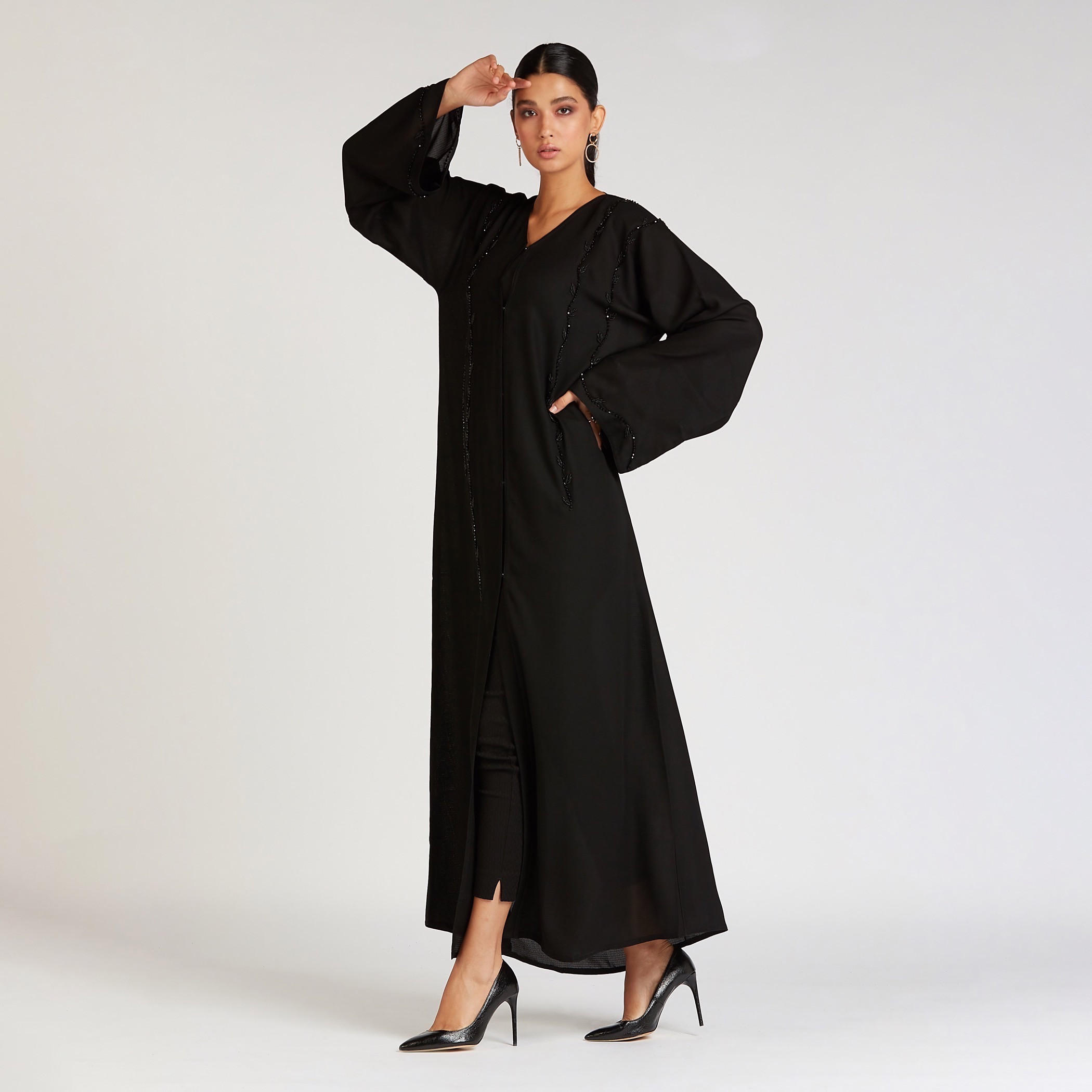 عباية مزيّنة بياقة V وأكمام واسعة-women-arabicclothing-abayas-image-2