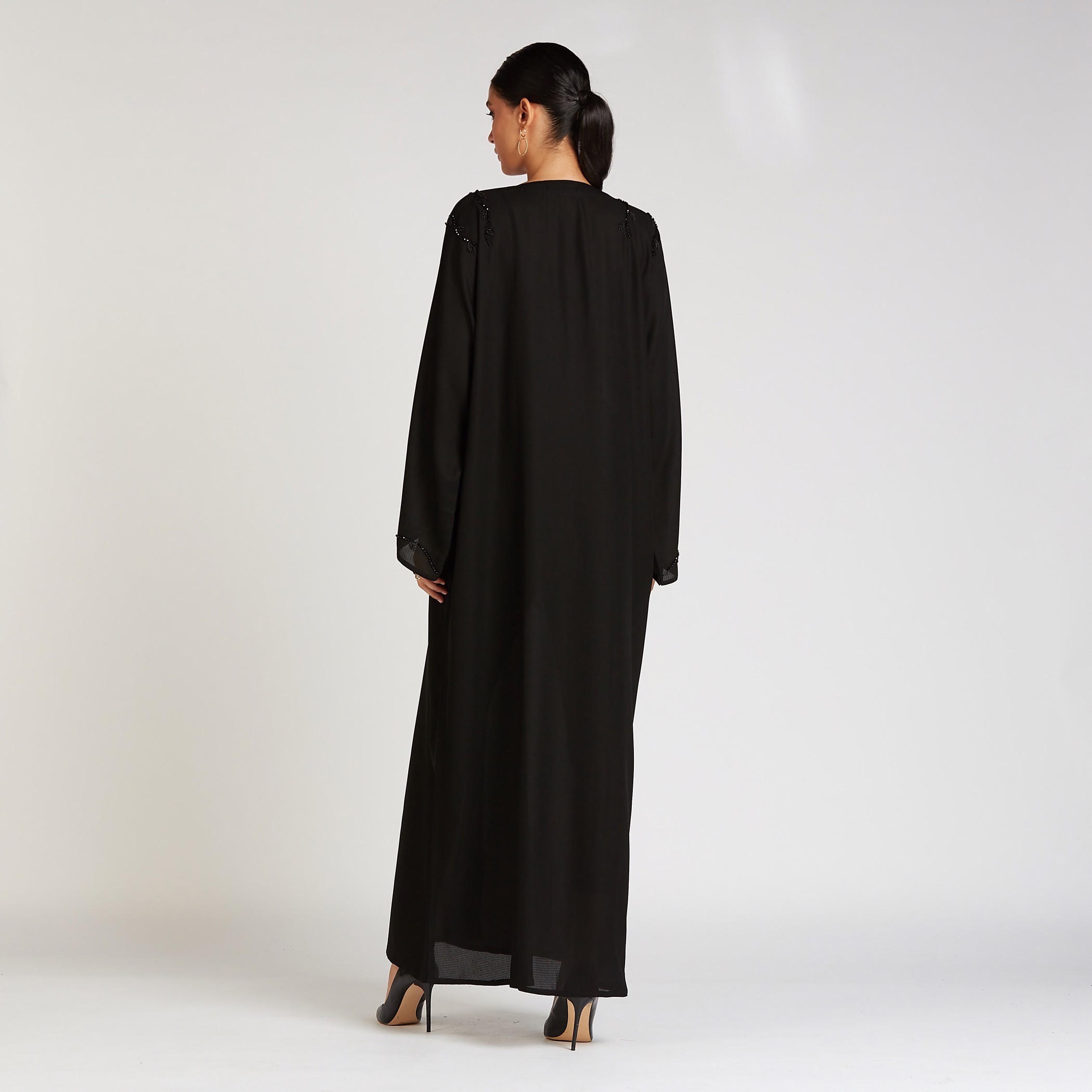 عباية مزيّنة بياقة V وأكمام واسعة-women-arabicclothing-abayas-image-3