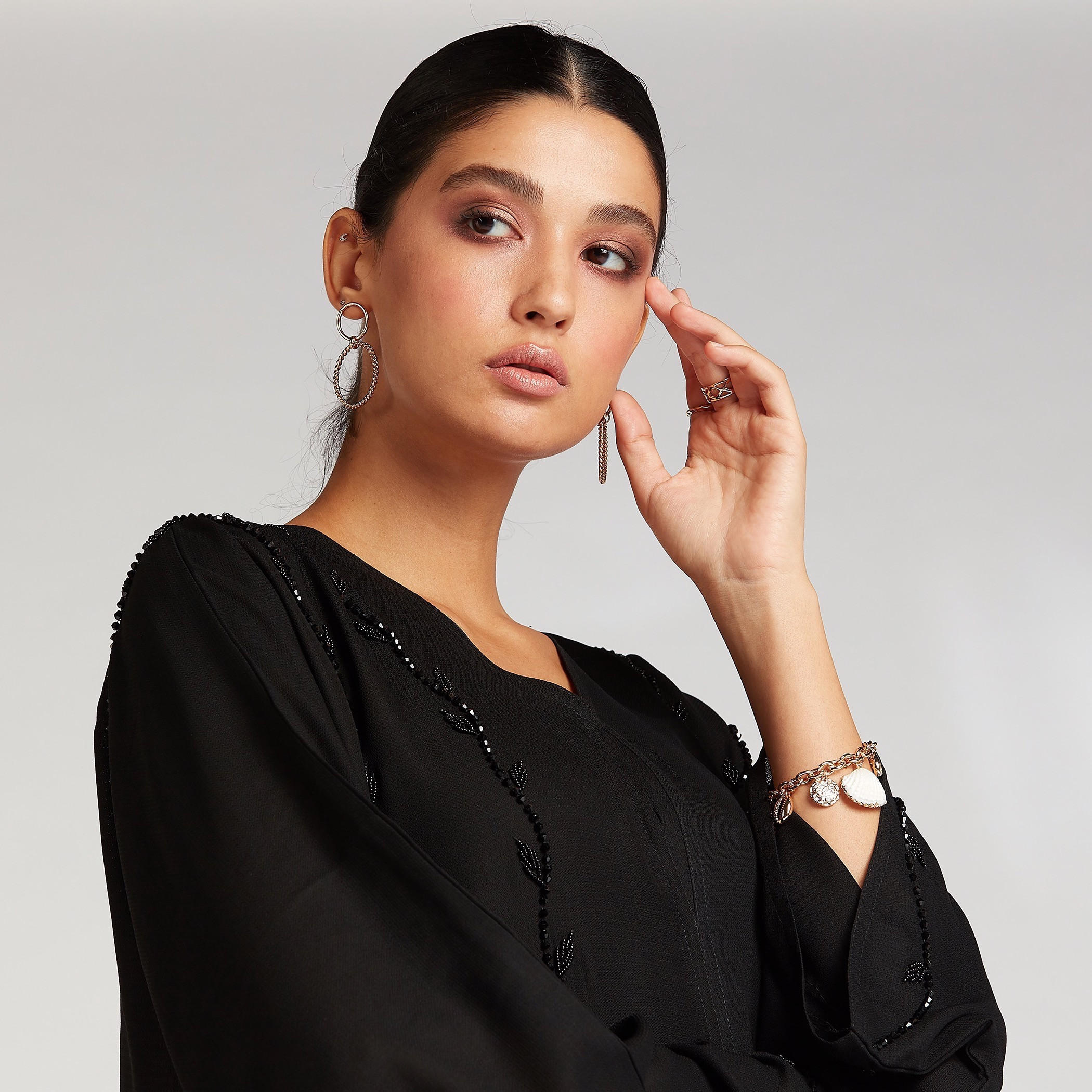 عباية مزيّنة بياقة V وأكمام واسعة-women-arabicclothing-abayas-image-4